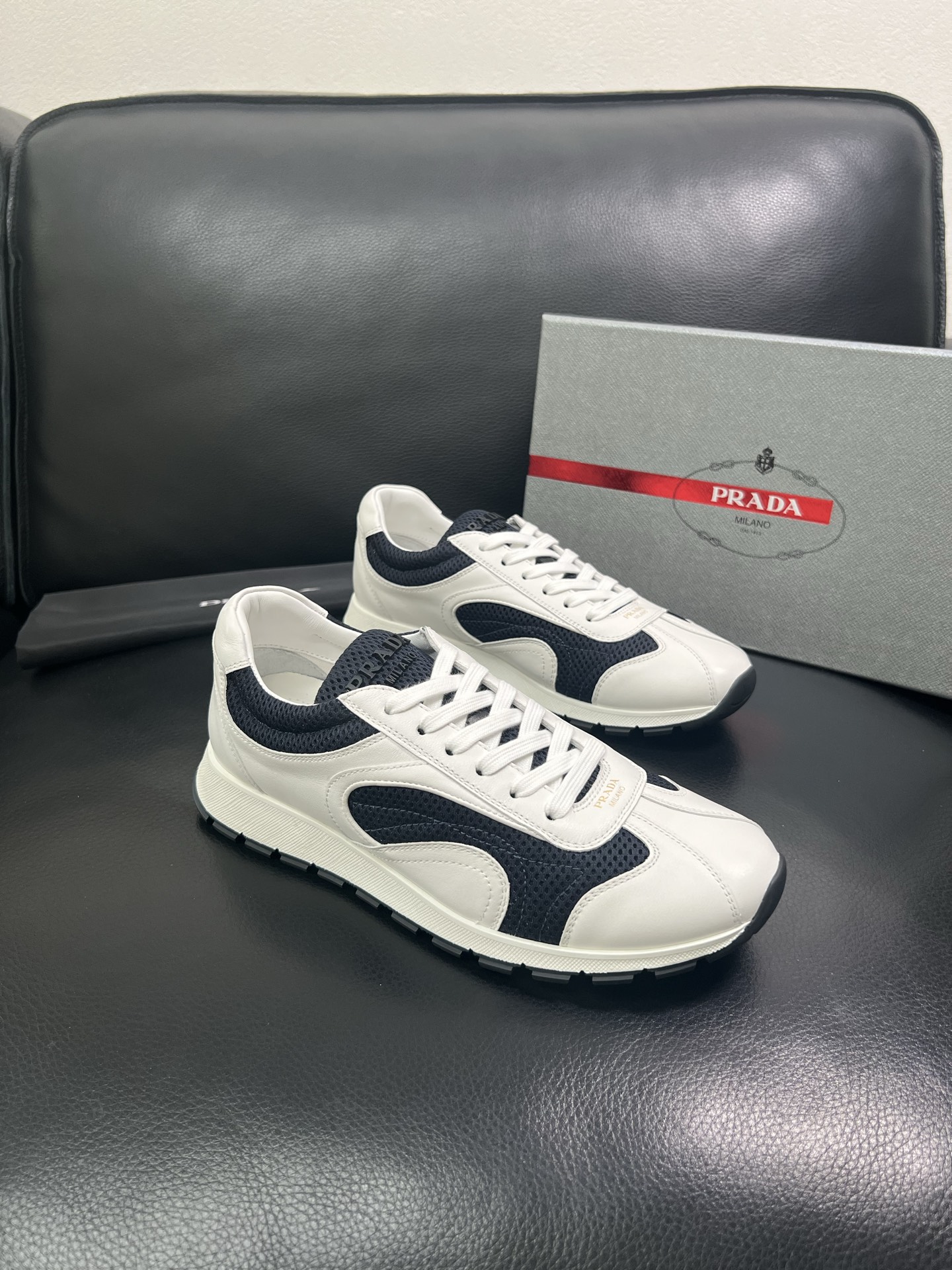 Prada🔍顶级代购🇮🇹 普拉达 专柜新款，原厂配置意大利进口牛皮面料，高品质复杂拼接工艺，进口牛皮内里