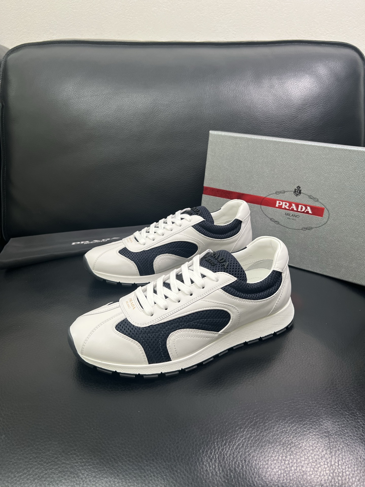 Prada🔍顶级代购🇮🇹 普拉达 专柜新款，原厂配置意大利进口牛皮面料，高品质复杂拼接工艺，进口牛皮内里