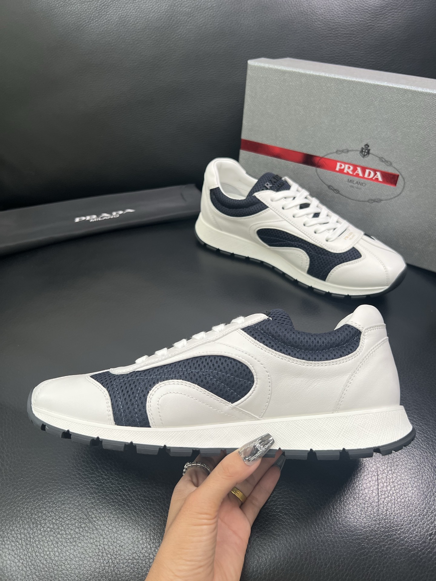 Prada🔍顶级代购🇮🇹 普拉达 专柜新款，原厂配置意大利进口牛皮面料，高品质复杂拼接工艺，进口牛皮内里
