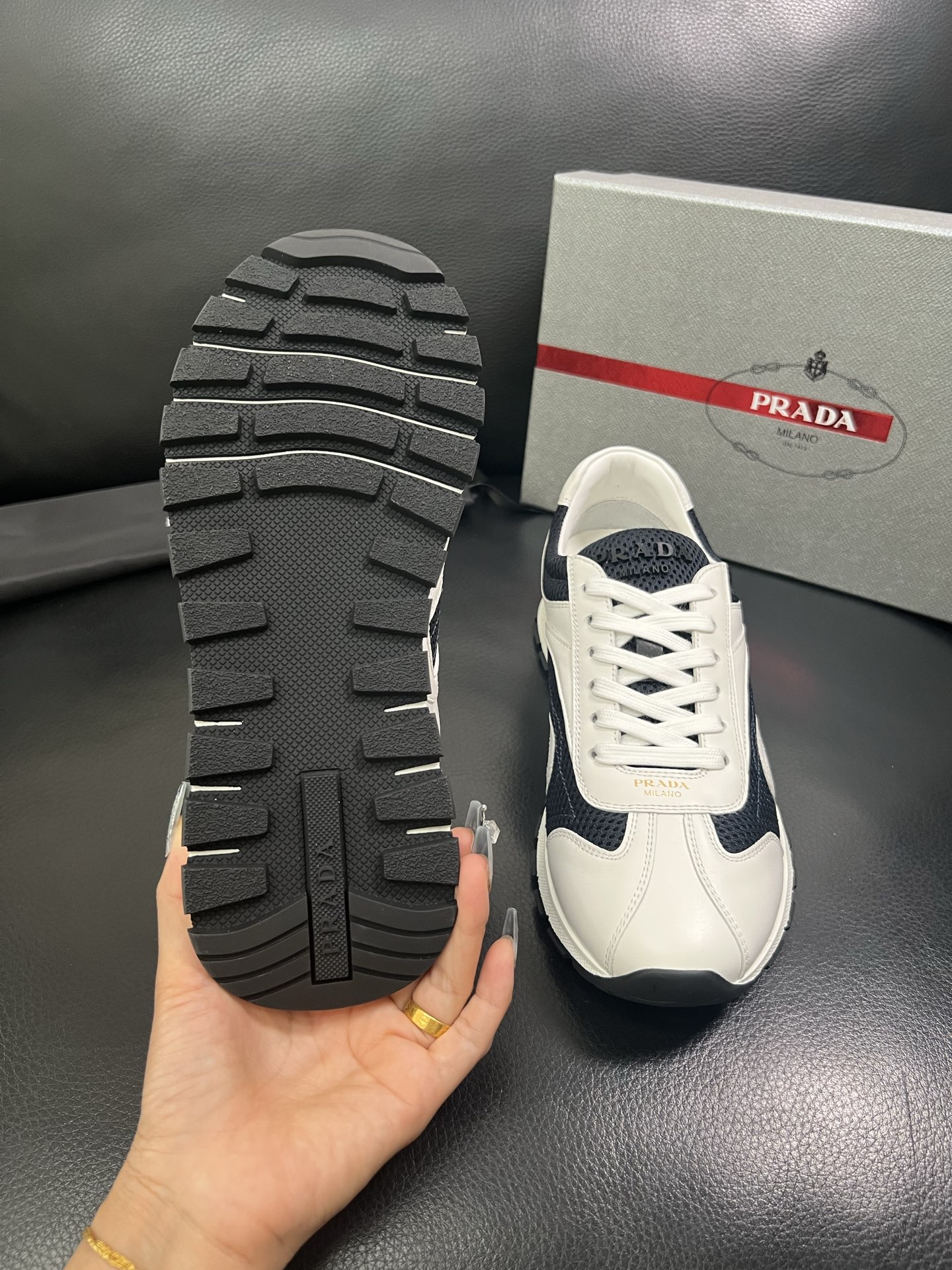 Prada🔍顶级代购🇮🇹 普拉达 专柜新款，原厂配置意大利进口牛皮面料，高品质复杂拼接工艺，进口牛皮内里