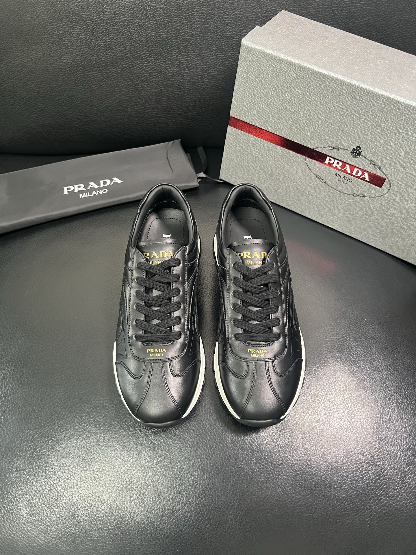 Prada🔍顶级代购🇮🇹 普拉达 专柜新款，原厂配置意大利进口牛皮面料，高品质复杂拼接工艺，进口牛皮内里