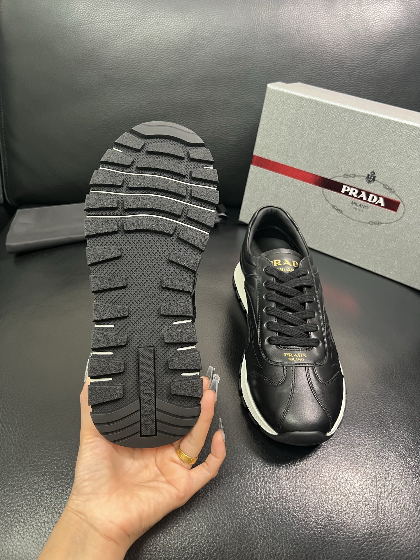 Prada🔍顶级代购🇮🇹 普拉达 专柜新款，原厂配置意大利进口牛皮面料，高品质复杂拼接工艺，进口牛皮内里
