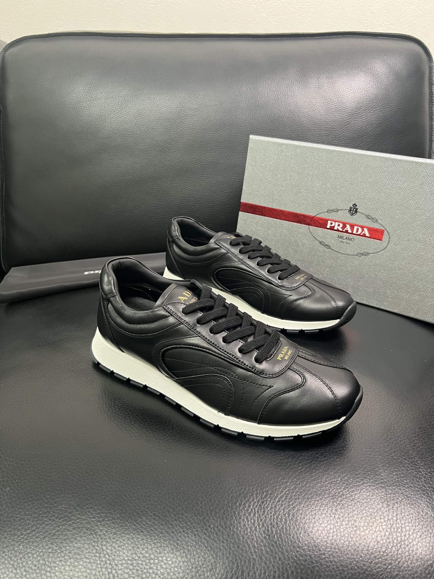 Prada🔍顶级代购🇮🇹 普拉达 专柜新款，原厂配置意大利进口牛皮面料，高品质复杂拼接工艺，进口牛皮内里