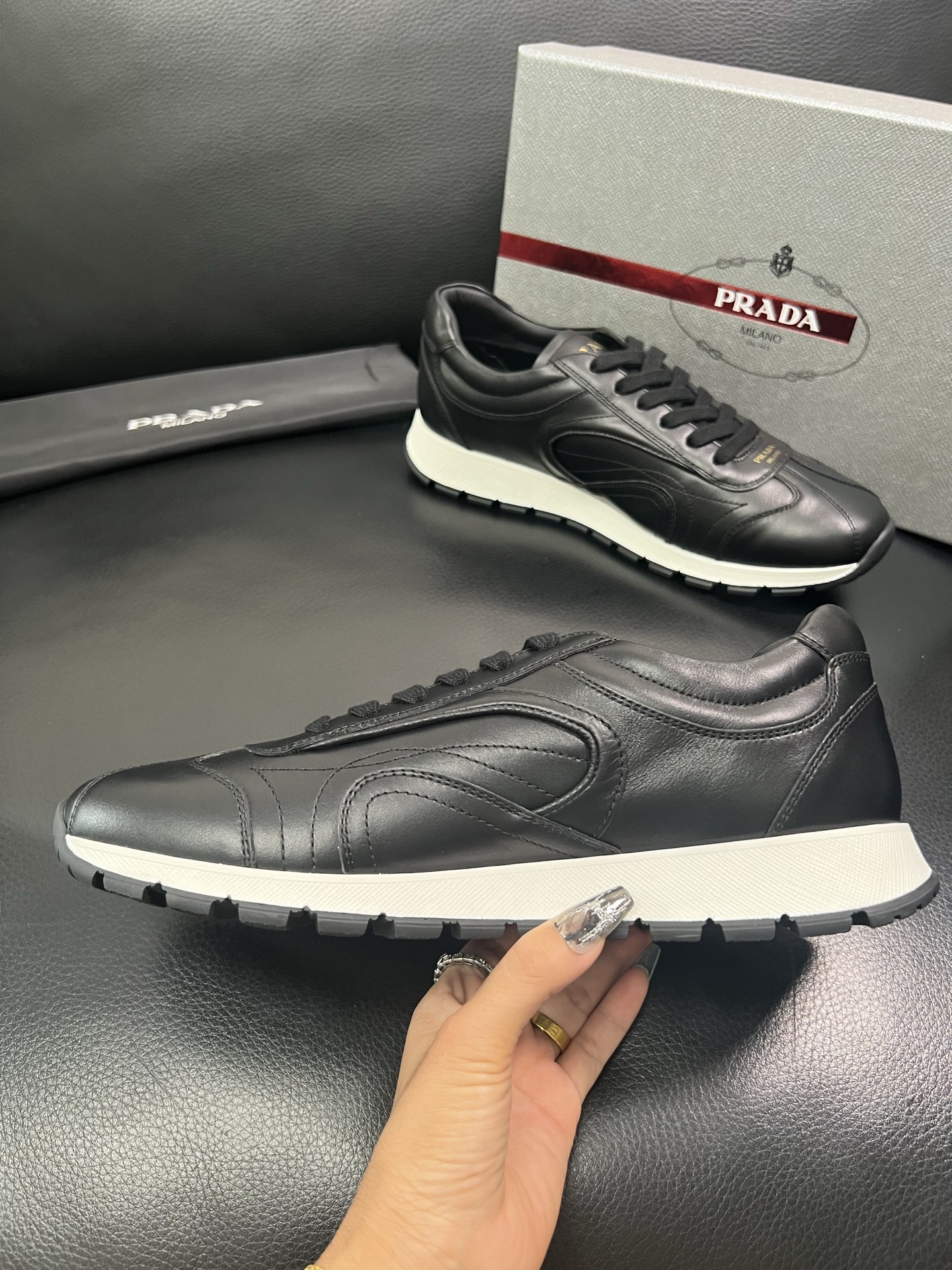 Prada🔍顶级代购🇮🇹 普拉达 专柜新款，原厂配置意大利进口牛皮面料，高品质复杂拼接工艺，进口牛皮内里