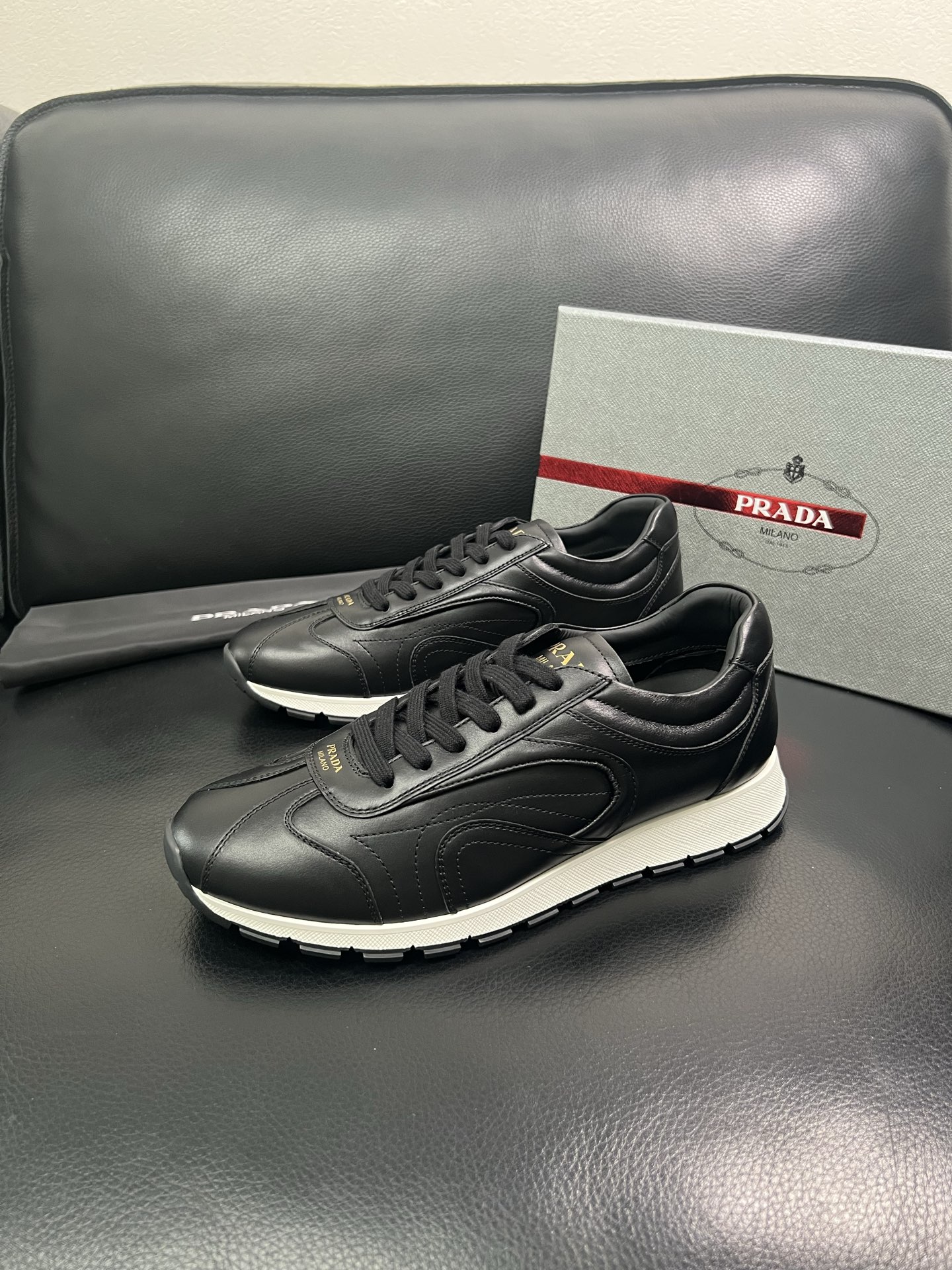 Prada🔍顶级代购🇮🇹 普拉达 专柜新款，原厂配置意大利进口牛皮面料，高品质复杂拼接工艺，进口牛皮内里