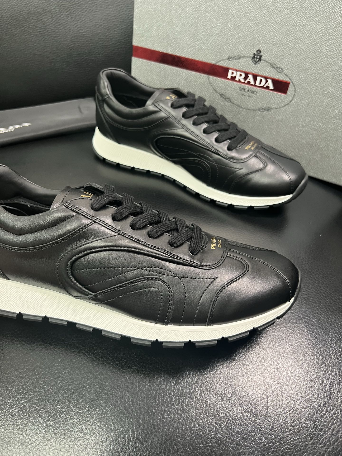 Prada🔍顶级代购🇮🇹 普拉达 专柜新款，原厂配置意大利进口牛皮面料，高品质复杂拼接工艺，进口牛皮内里