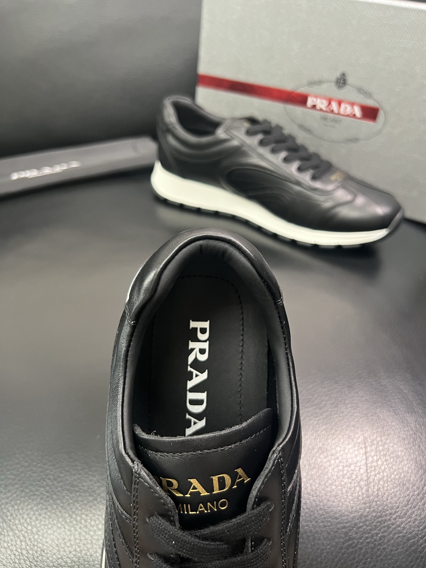 Prada🔍顶级代购🇮🇹 普拉达 专柜新款，原厂配置意大利进口牛皮面料，高品质复杂拼接工艺，进口牛皮内里
