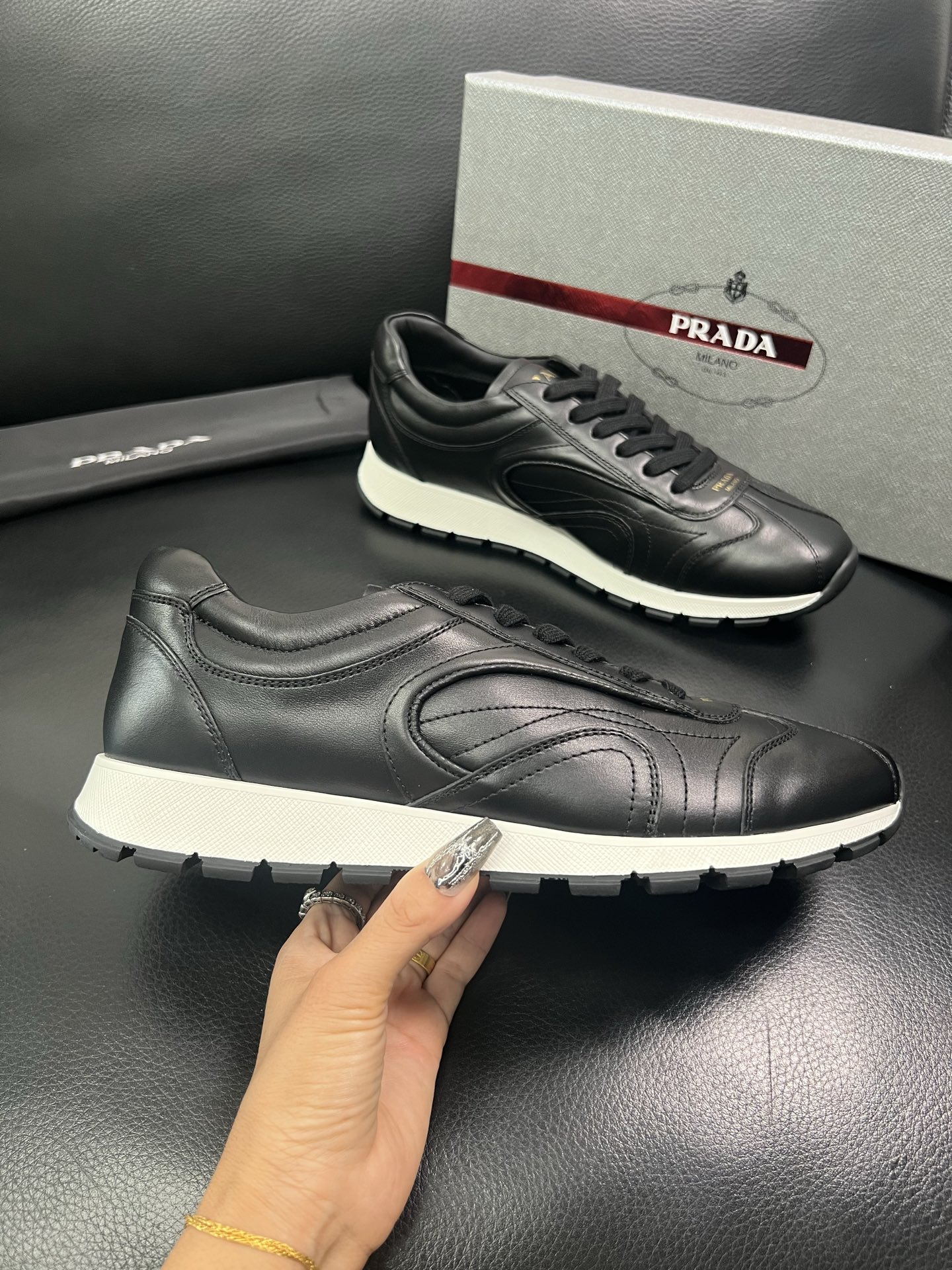 Prada🔍顶级代购🇮🇹 普拉达 专柜新款，原厂配置意大利进口牛皮面料，高品质复杂拼接工艺，进口牛皮内里