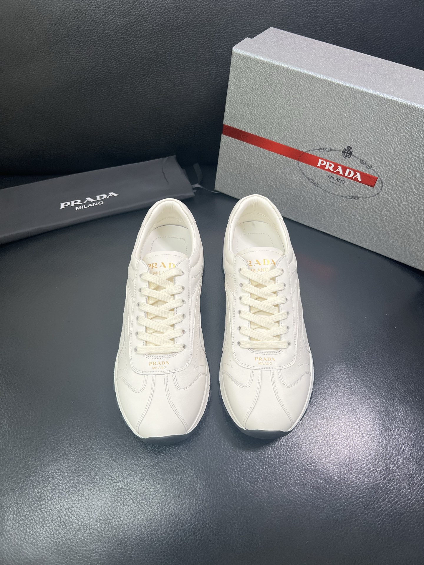 Prada🔍顶级代购🇮🇹 普拉达 专柜新款，原厂配置意大利进口牛皮面料，高品质复杂拼接工艺，进口牛皮内里