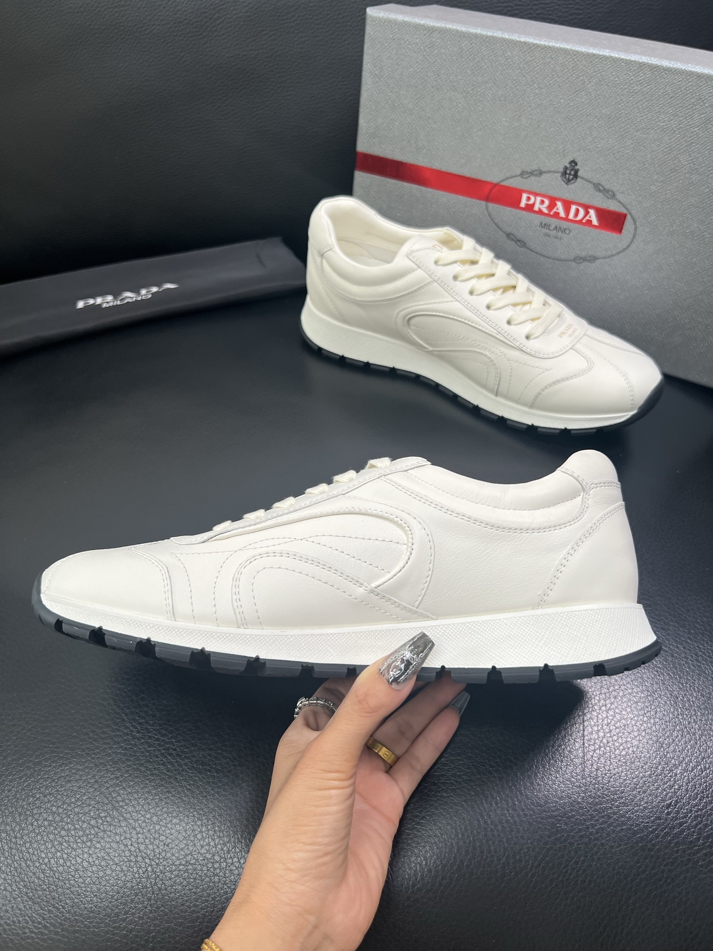 Prada🔍顶级代购🇮🇹 普拉达 专柜新款，原厂配置意大利进口牛皮面料，高品质复杂拼接工艺，进口牛皮内里