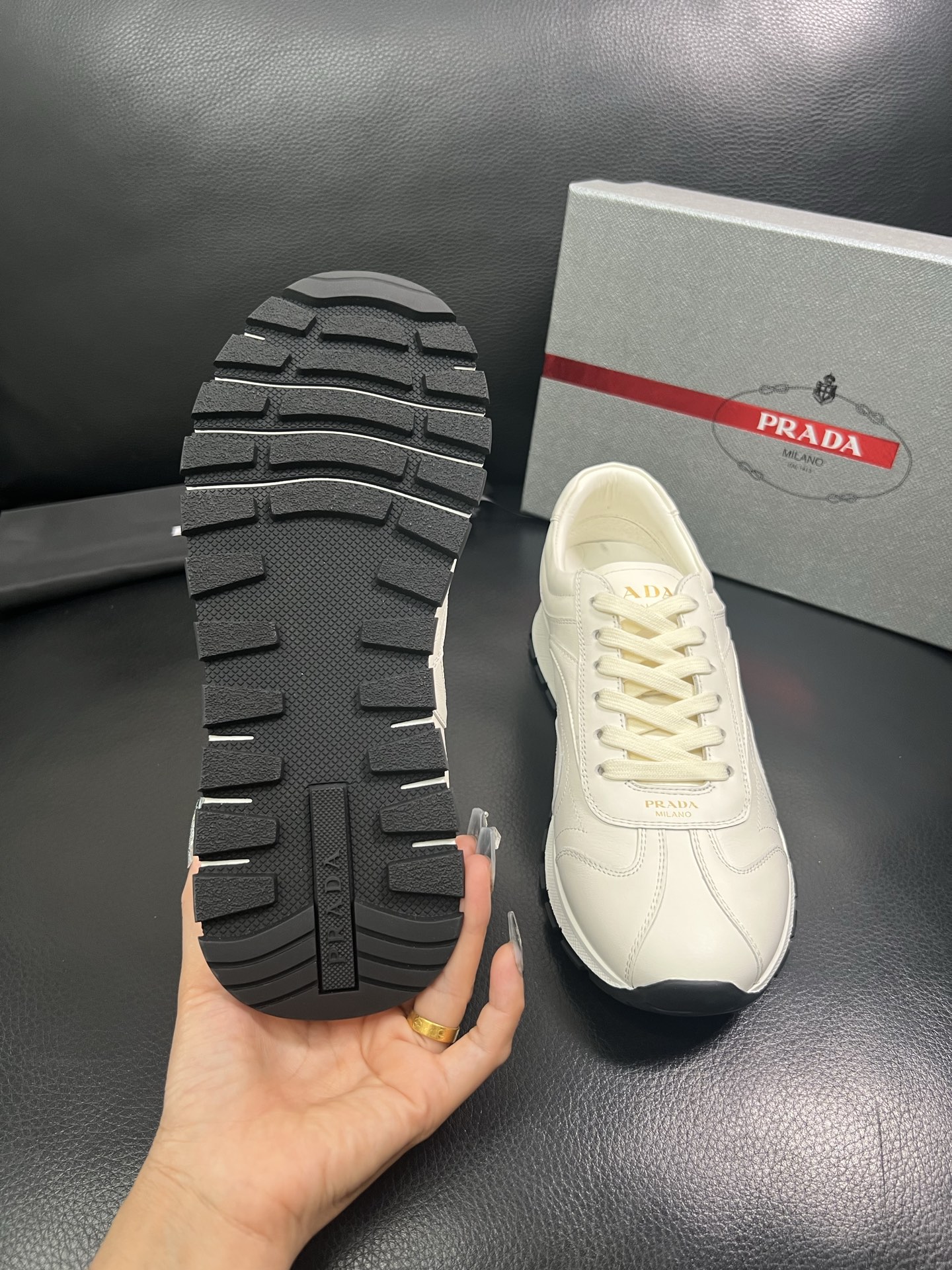 Prada🔍顶级代购🇮🇹 普拉达 专柜新款，原厂配置意大利进口牛皮面料，高品质复杂拼接工艺，进口牛皮内里