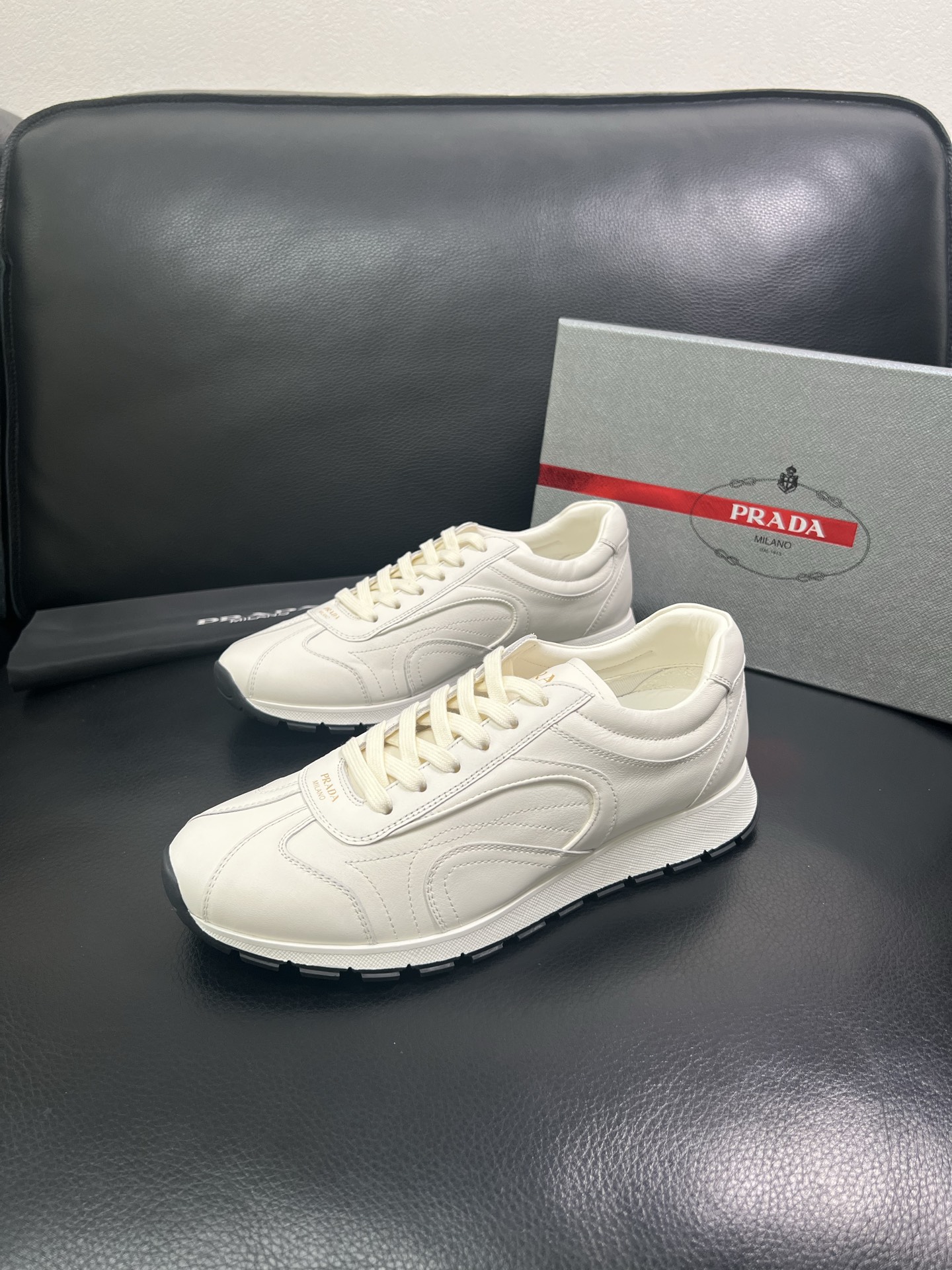 Prada🔍顶级代购🇮🇹 普拉达 专柜新款，原厂配置意大利进口牛皮面料，高品质复杂拼接工艺，进口牛皮内里