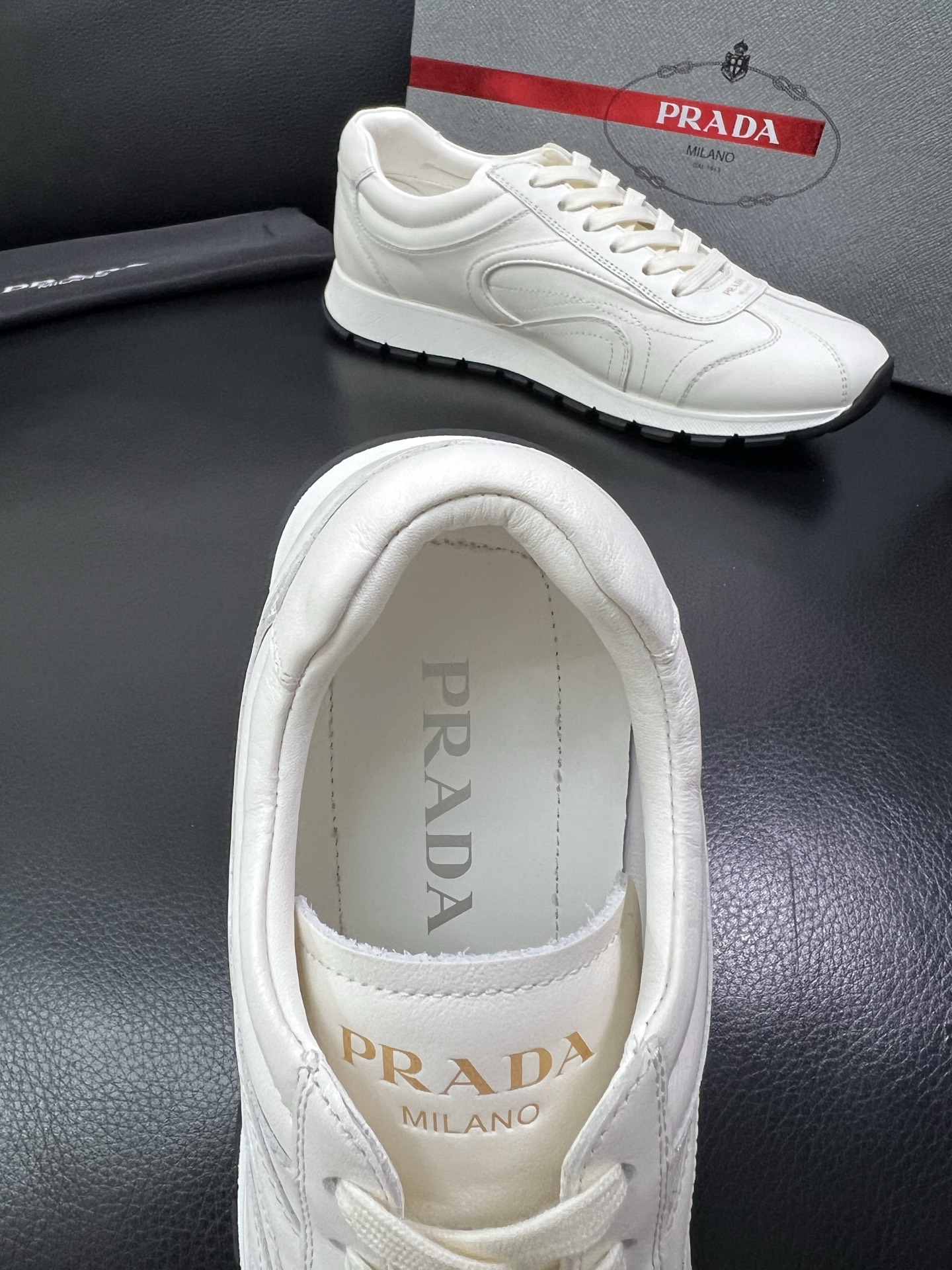 Prada🔍顶级代购🇮🇹 普拉达 专柜新款，原厂配置意大利进口牛皮面料，高品质复杂拼接工艺，进口牛皮内里