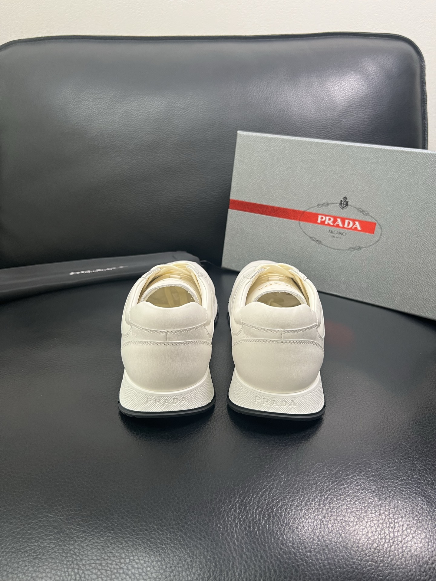 Prada🔍顶级代购🇮🇹 普拉达 专柜新款，原厂配置意大利进口牛皮面料，高品质复杂拼接工艺，进口牛皮内里