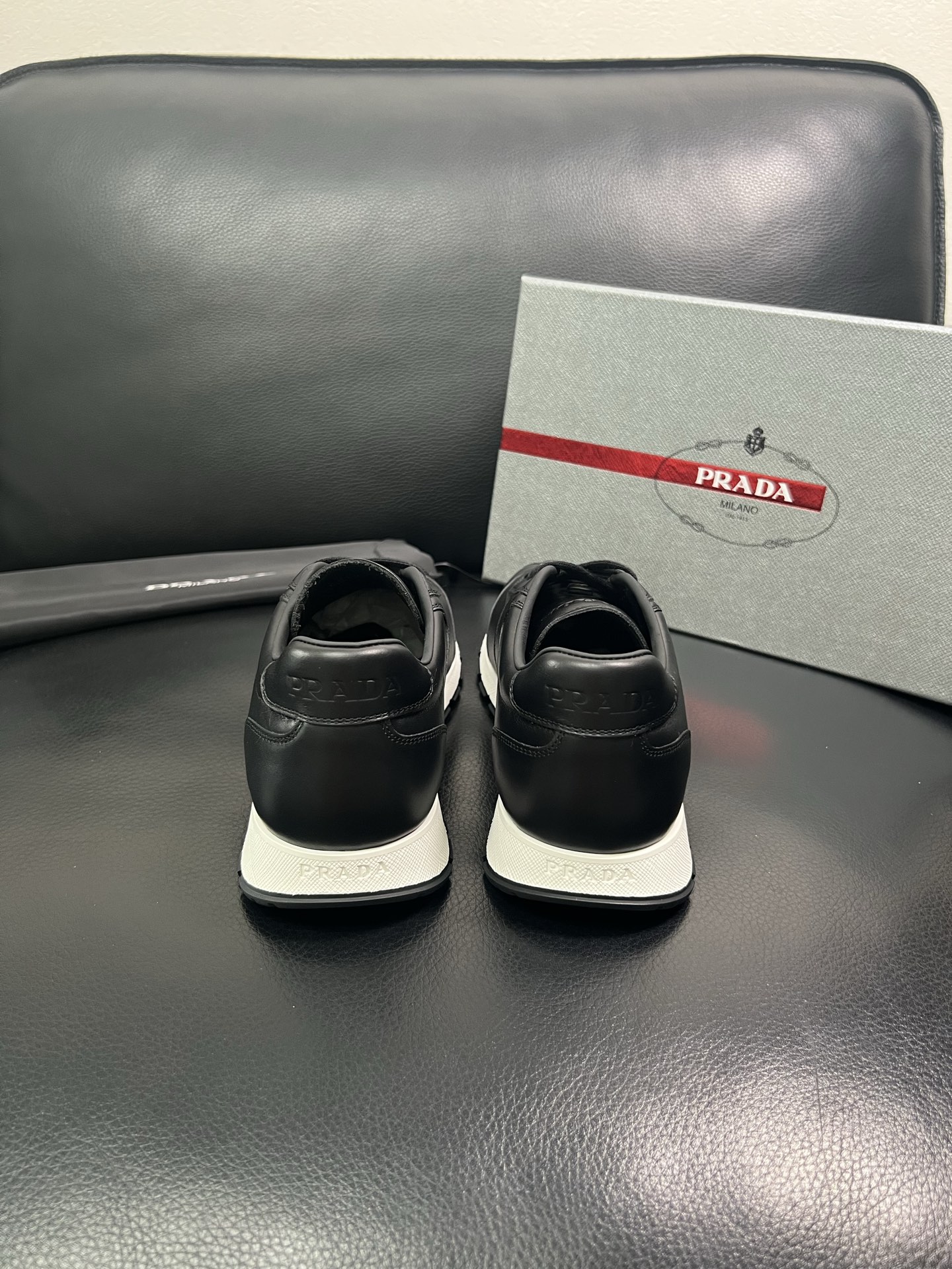 Prada🔍顶级代购🇮🇹 普拉达 专柜新款，原厂配置意大利进口牛皮面料，高品质复杂拼接工艺，进口牛皮内里