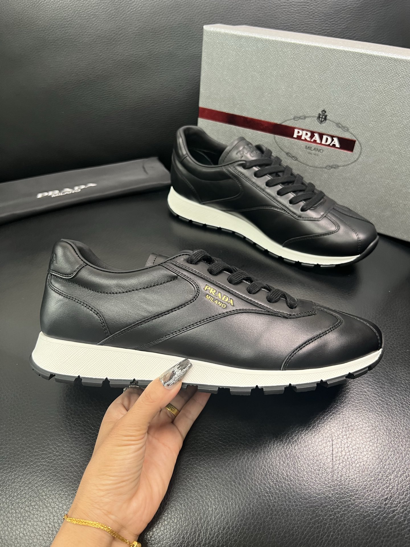 Prada🔍顶级代购🇮🇹 普拉达 专柜新款，原厂配置意大利进口牛皮面料，高品质复杂拼接工艺，进口牛皮内里