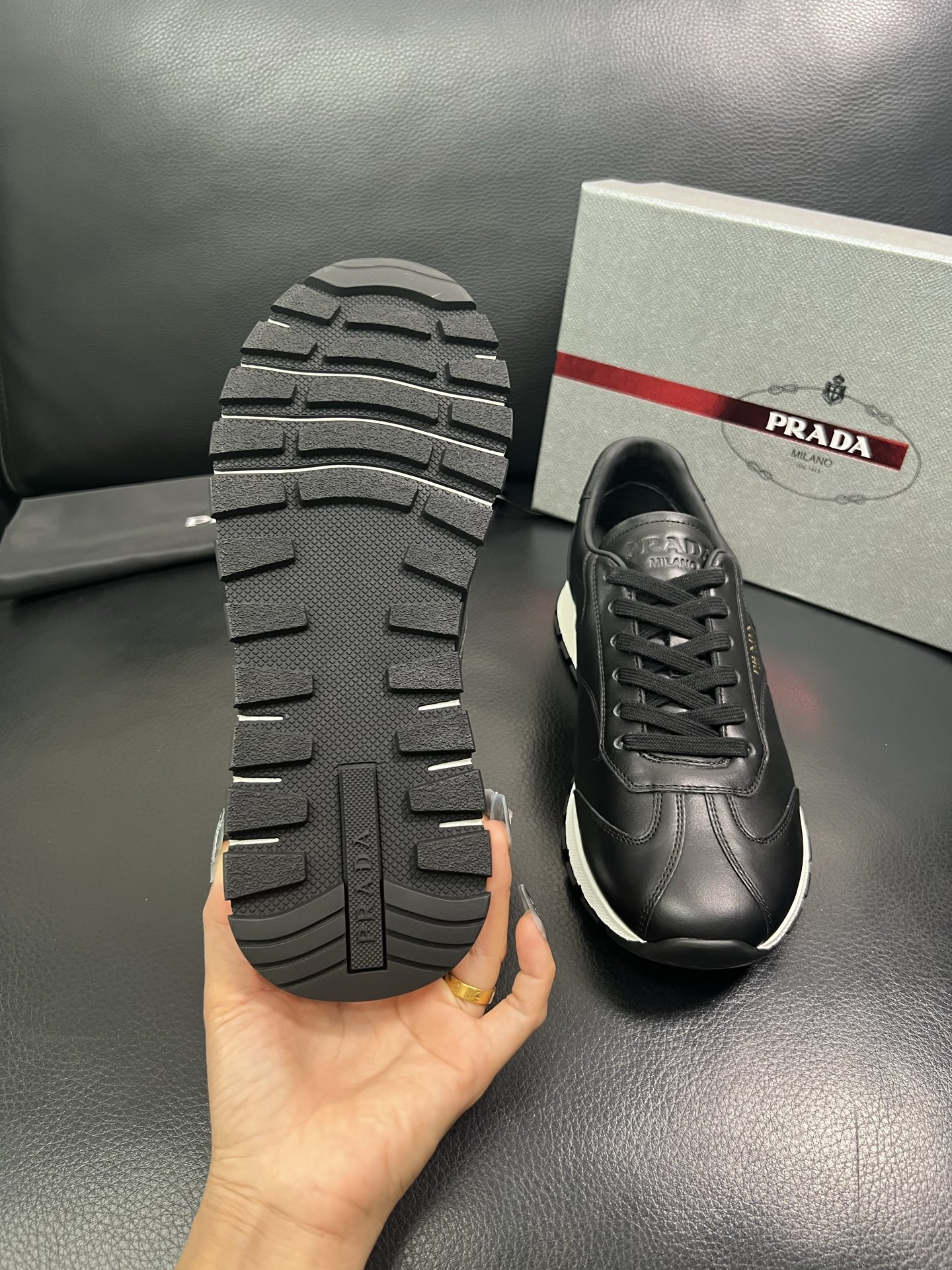 Prada🔍顶级代购🇮🇹 普拉达 专柜新款，原厂配置意大利进口牛皮面料，高品质复杂拼接工艺，进口牛皮内里