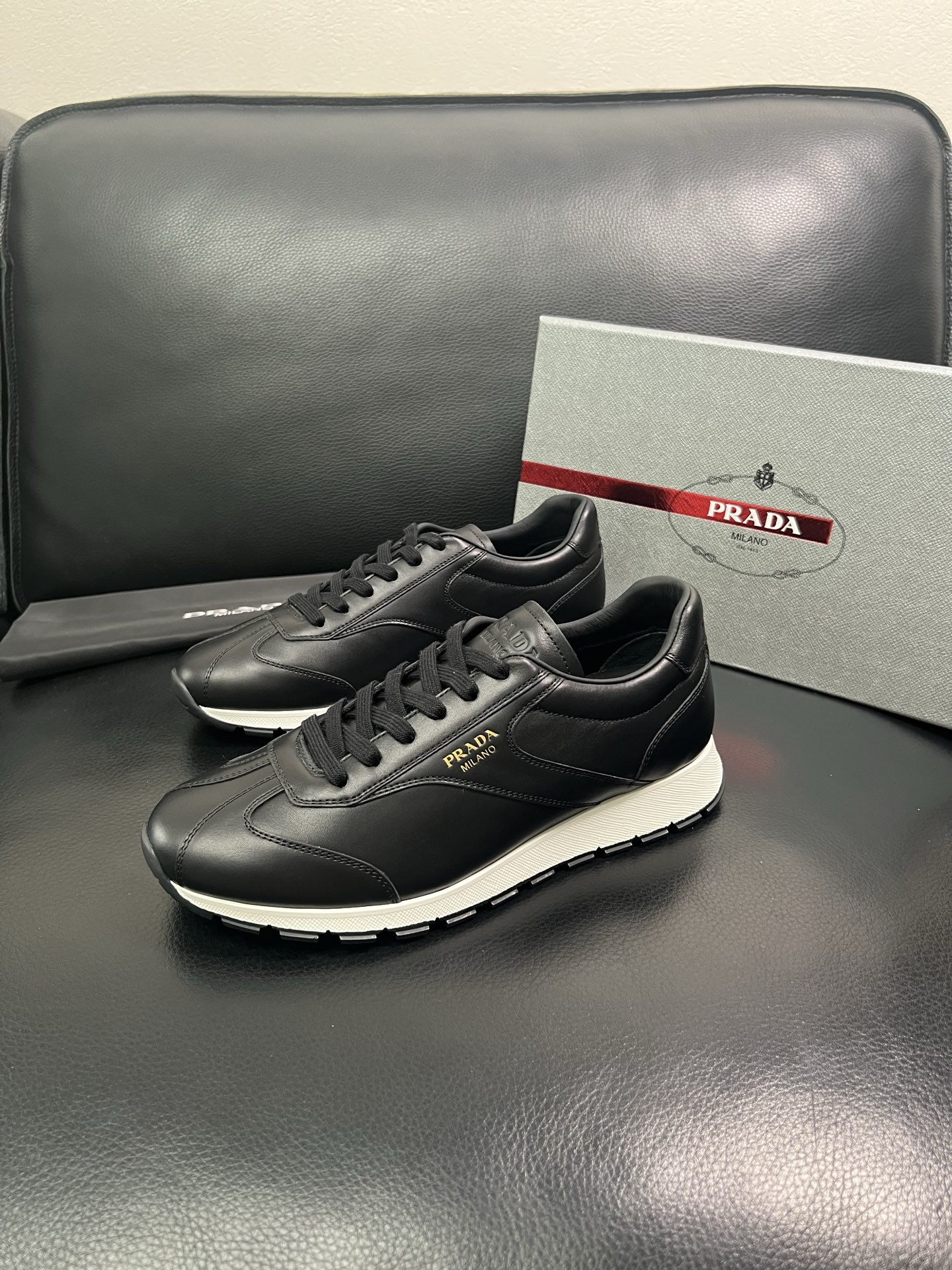 Prada🔍顶级代购🇮🇹 普拉达 专柜新款，原厂配置意大利进口牛皮面料，高品质复杂拼接工艺，进口牛皮内里