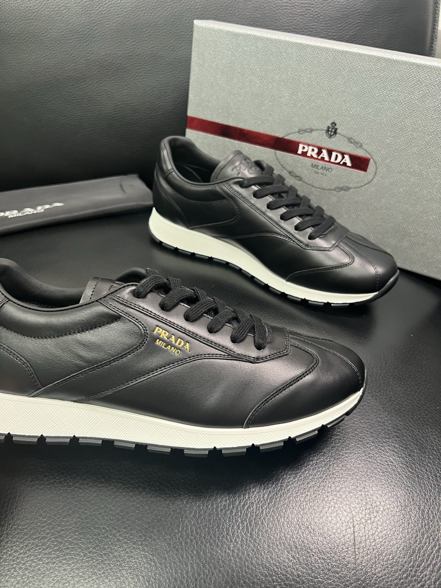 Prada🔍顶级代购🇮🇹 普拉达 专柜新款，原厂配置意大利进口牛皮面料，高品质复杂拼接工艺，进口牛皮内里