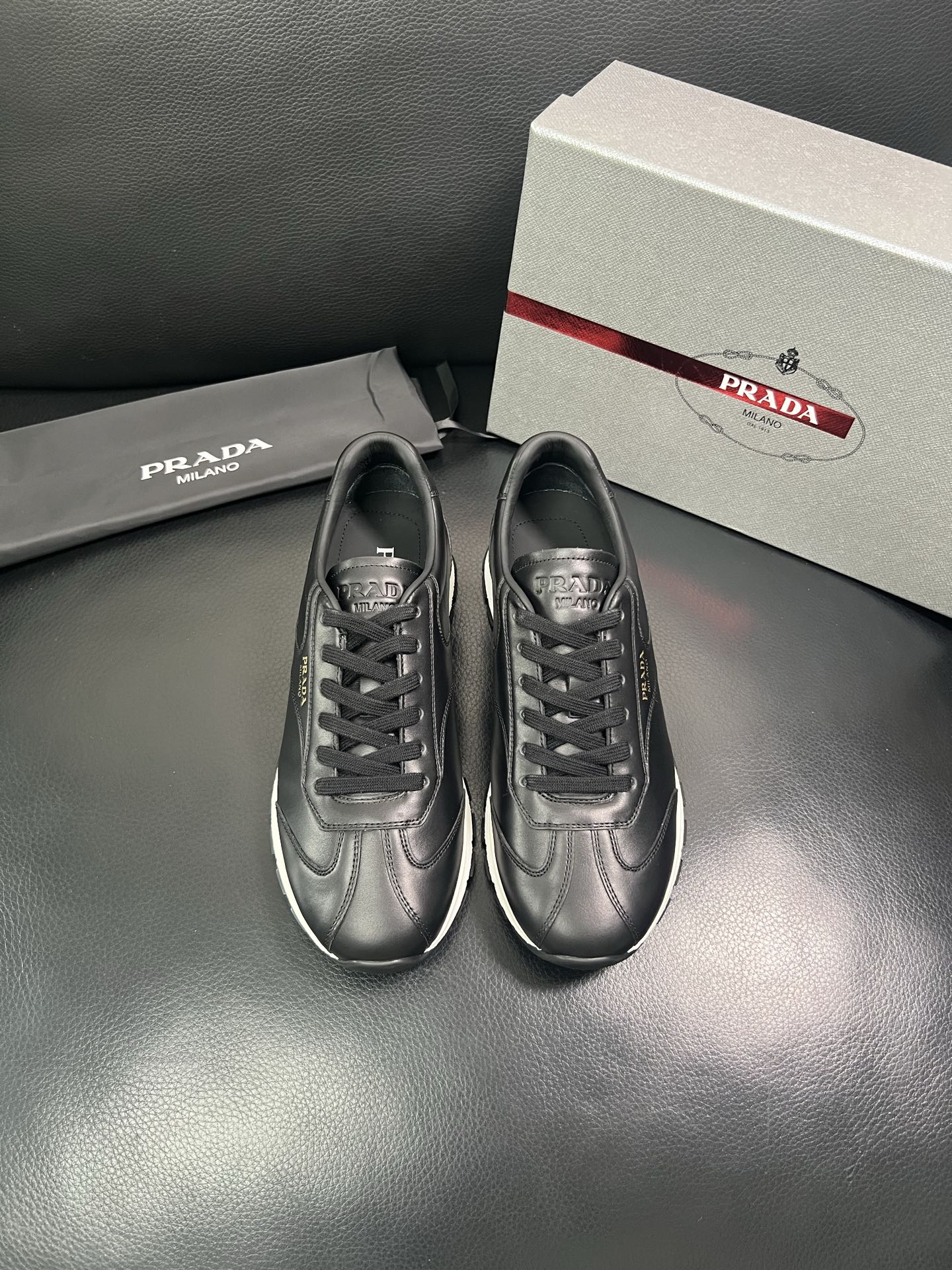 Prada🔍顶级代购🇮🇹 普拉达 专柜新款，原厂配置意大利进口牛皮面料，高品质复杂拼接工艺，进口牛皮内里