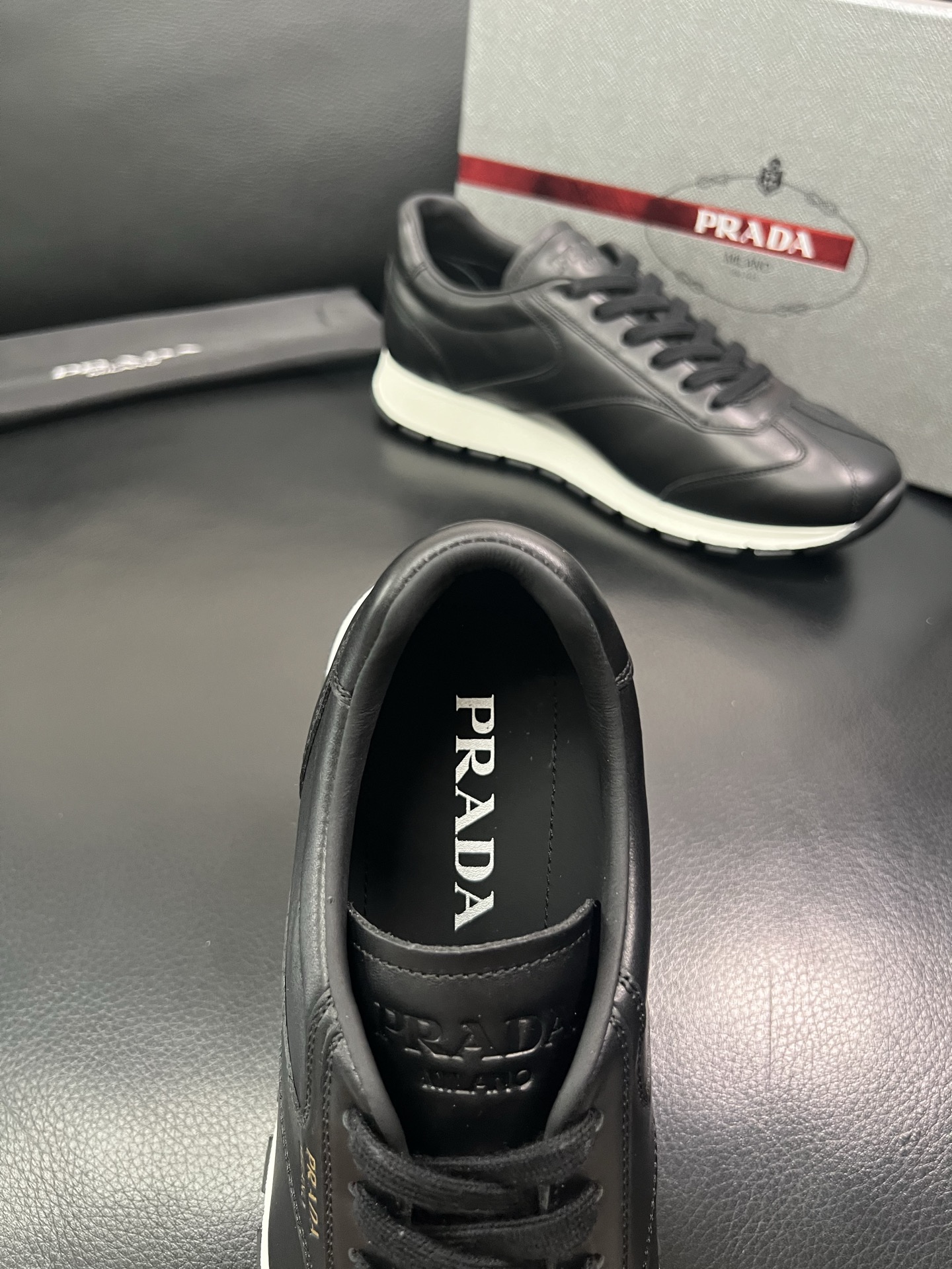 Prada🔍顶级代购🇮🇹 普拉达 专柜新款，原厂配置意大利进口牛皮面料，高品质复杂拼接工艺，进口牛皮内里