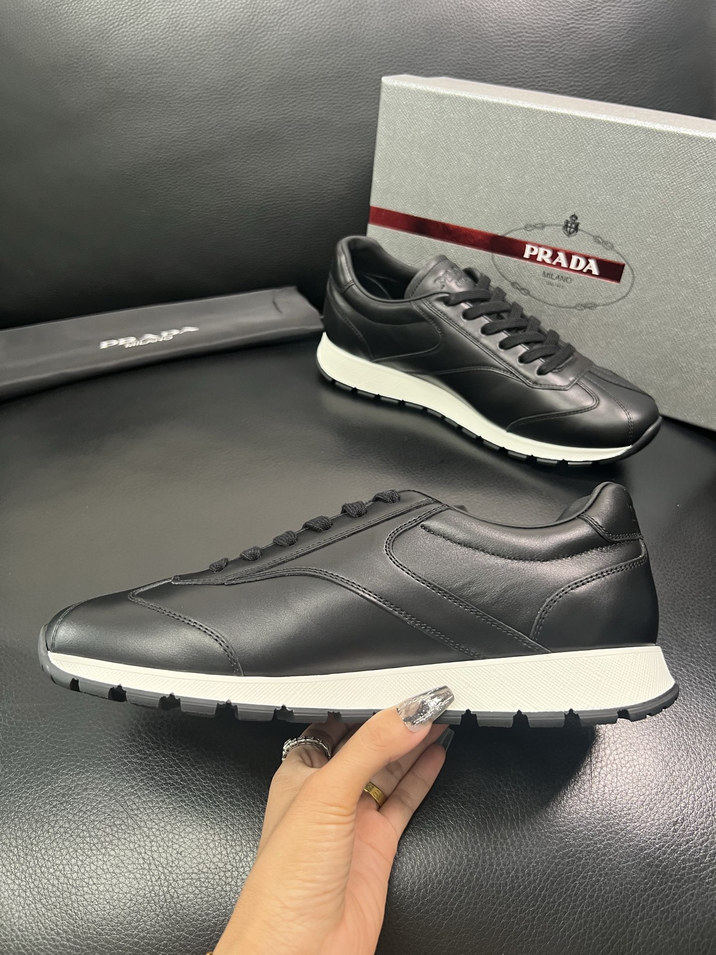 Prada🔍顶级代购🇮🇹 普拉达 专柜新款，原厂配置意大利进口牛皮面料，高品质复杂拼接工艺，进口牛皮内里