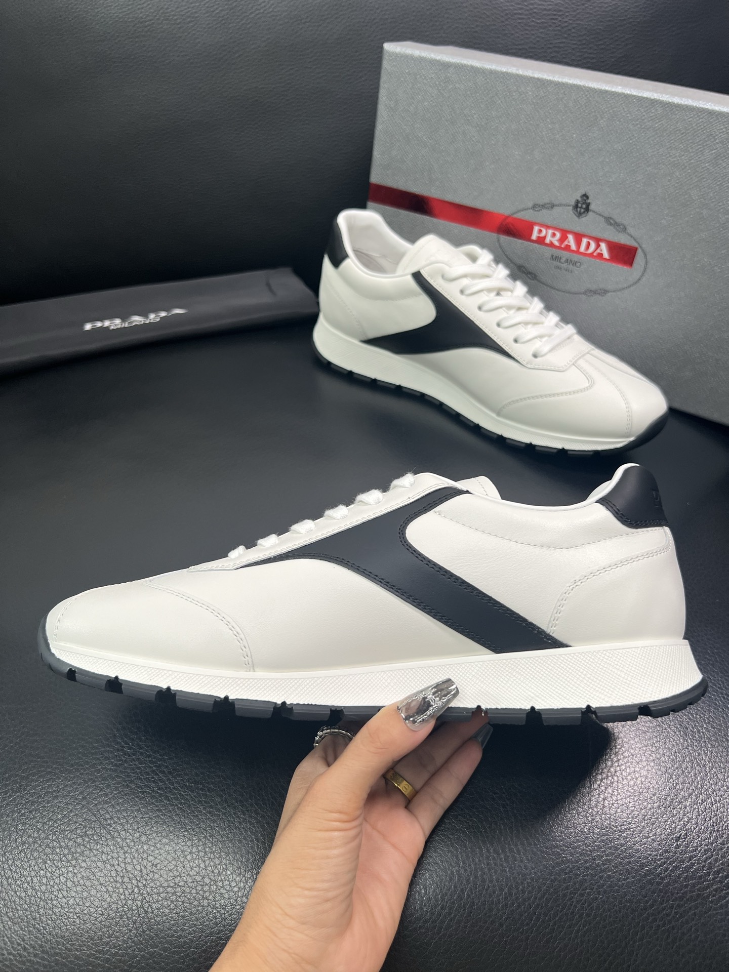 Prada🔍顶级代购🇮🇹 普拉达 专柜新款，原厂配置意大利进口牛皮面料，高品质复杂拼接工艺，进口牛皮内里