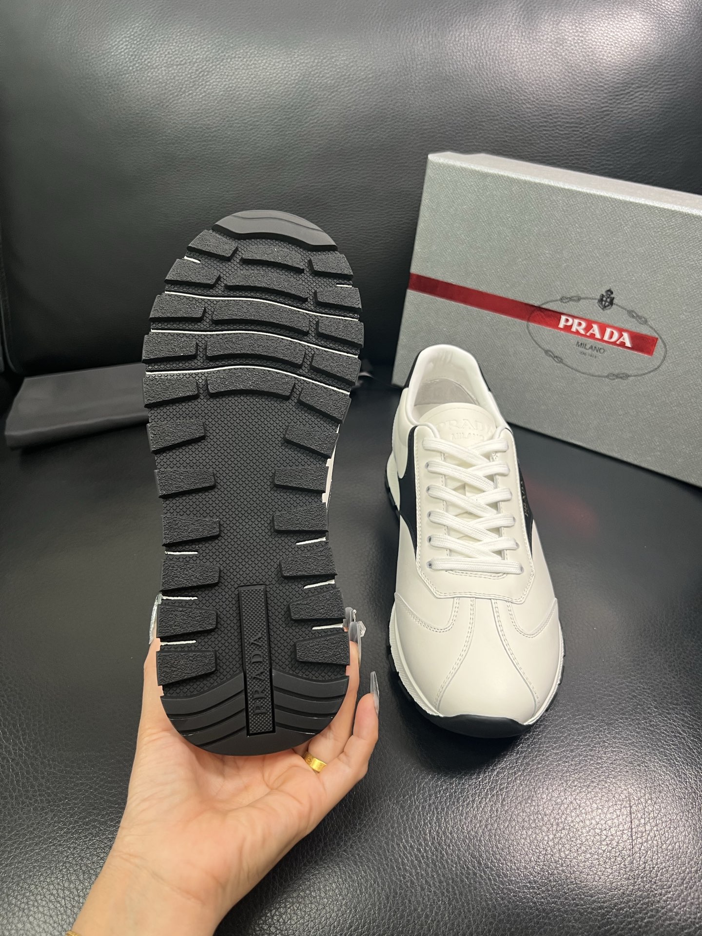 Prada🔍顶级代购🇮🇹 普拉达 专柜新款，原厂配置意大利进口牛皮面料，高品质复杂拼接工艺，进口牛皮内里
