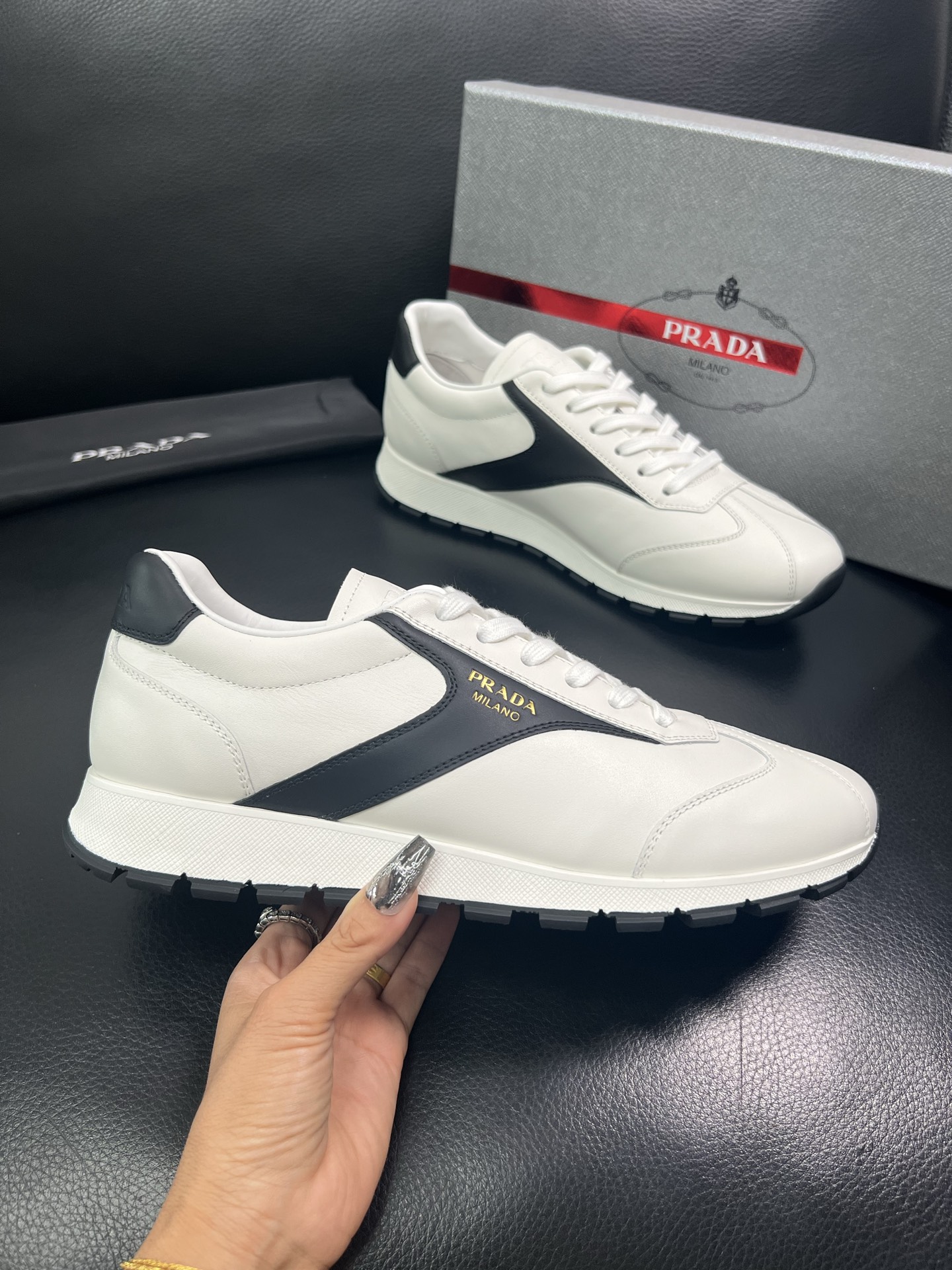 Prada🔍顶级代购🇮🇹 普拉达 专柜新款，原厂配置意大利进口牛皮面料，高品质复杂拼接工艺，进口牛皮内里