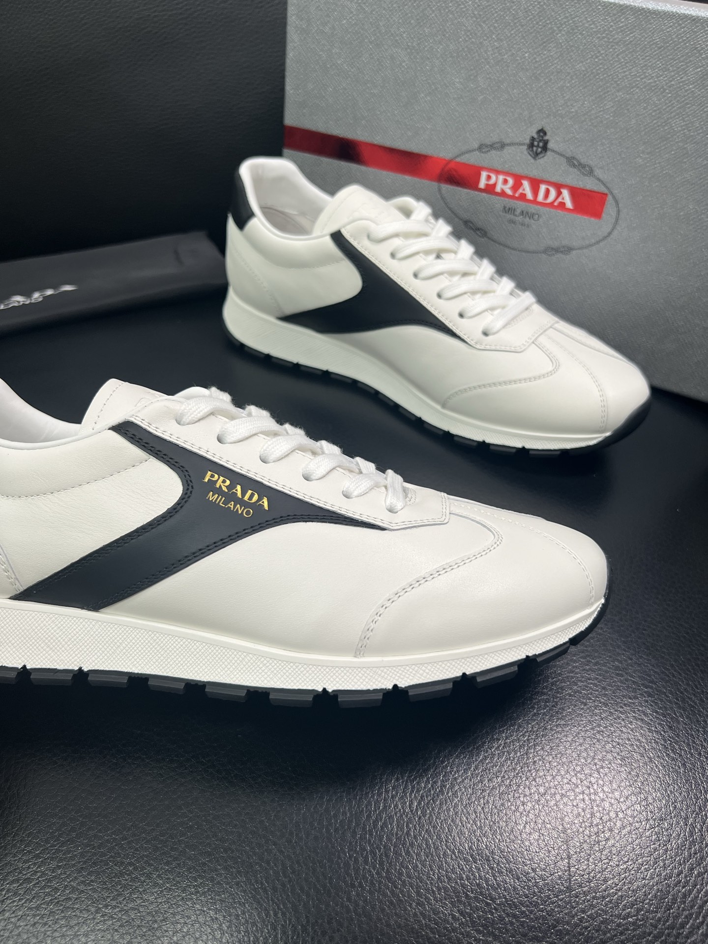 Prada🔍顶级代购🇮🇹 普拉达 专柜新款，原厂配置意大利进口牛皮面料，高品质复杂拼接工艺，进口牛皮内里