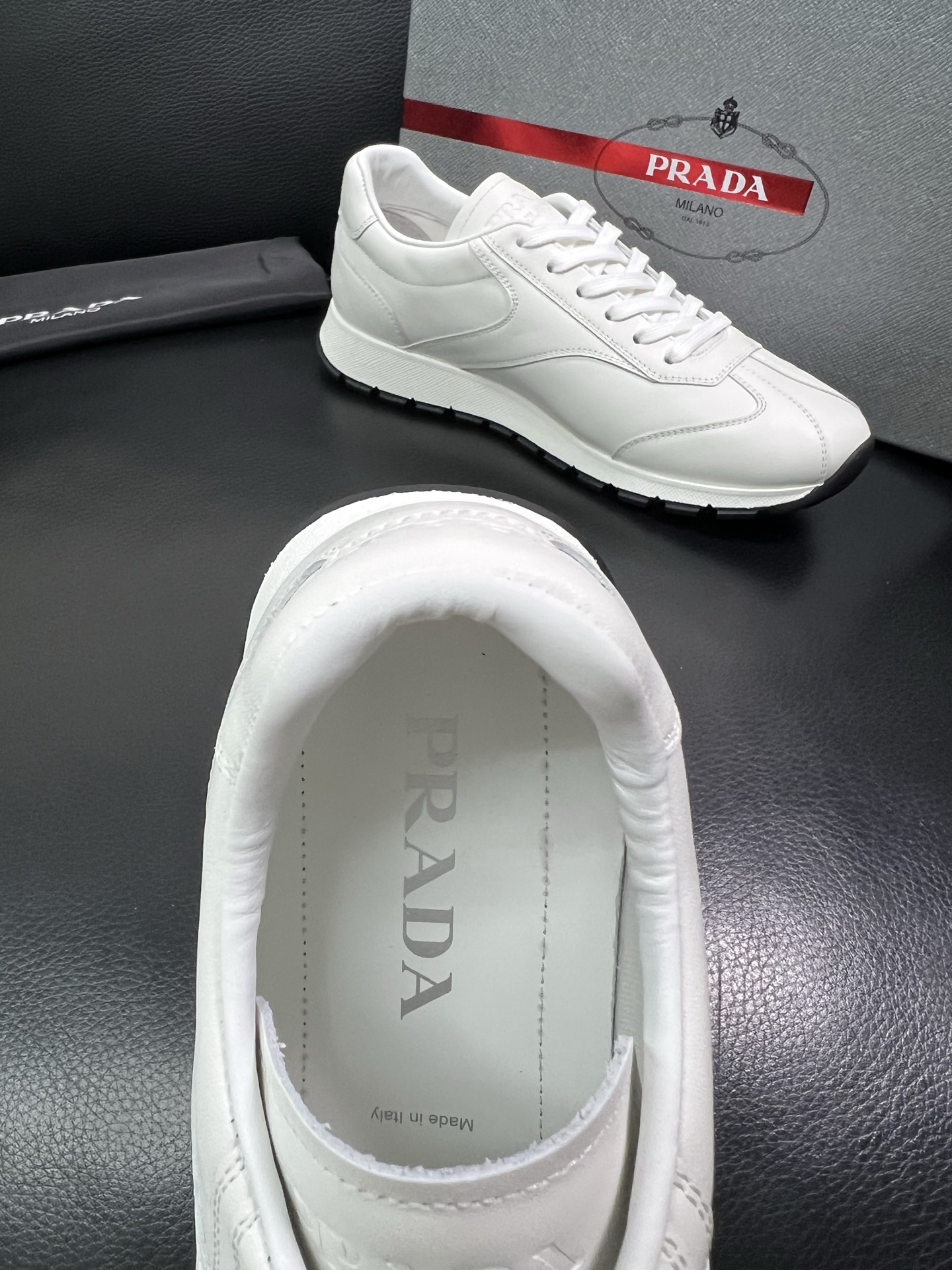 Prada🔍顶级代购🇮🇹 普拉达 专柜新款，原厂配置意大利进口牛皮面料，高品质复杂拼接工艺，进口牛皮内里