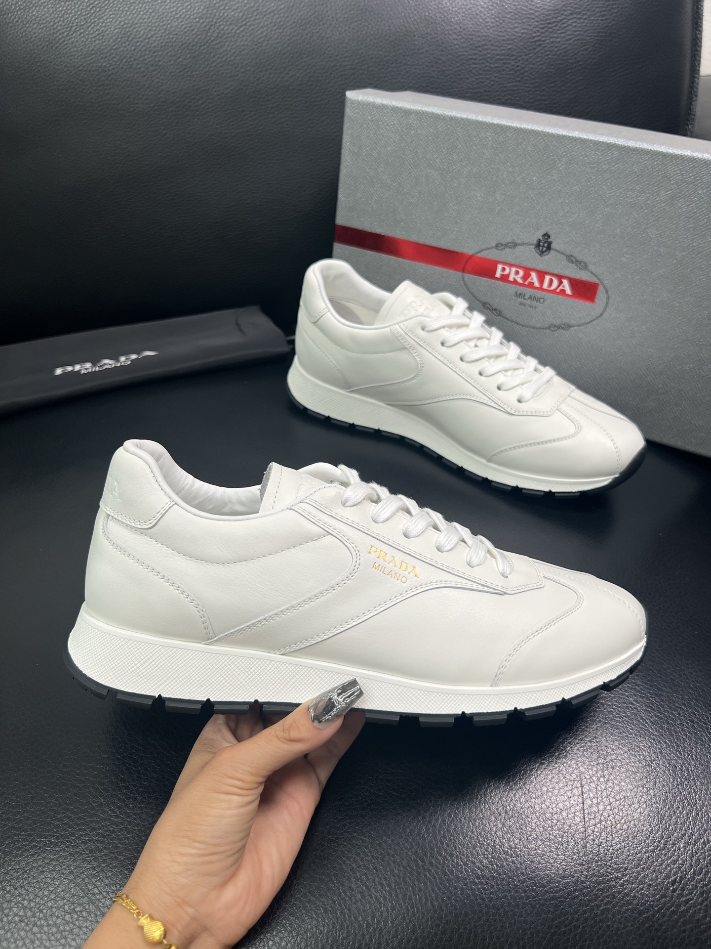 Prada🔍顶级代购🇮🇹 普拉达 专柜新款，原厂配置意大利进口牛皮面料，高品质复杂拼接工艺，进口牛皮内里