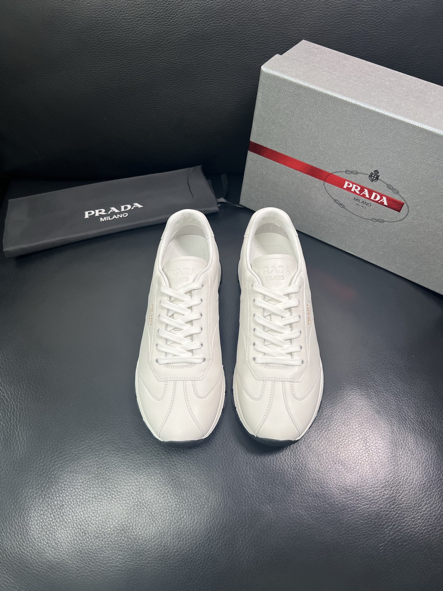 Prada🔍顶级代购🇮🇹 普拉达 专柜新款，原厂配置意大利进口牛皮面料，高品质复杂拼接工艺，进口牛皮内里
