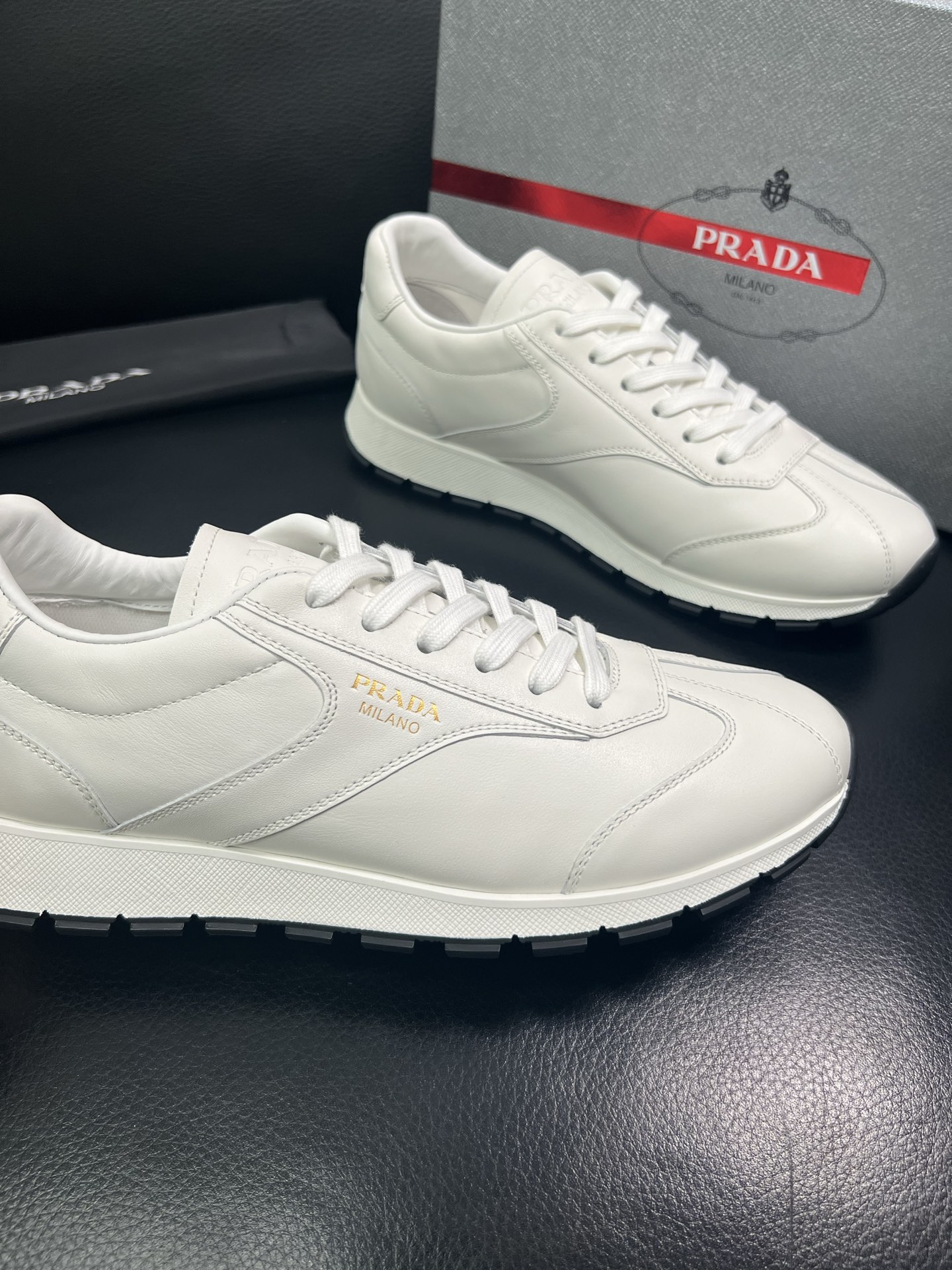 Prada🔍顶级代购🇮🇹 普拉达 专柜新款，原厂配置意大利进口牛皮面料，高品质复杂拼接工艺，进口牛皮内里