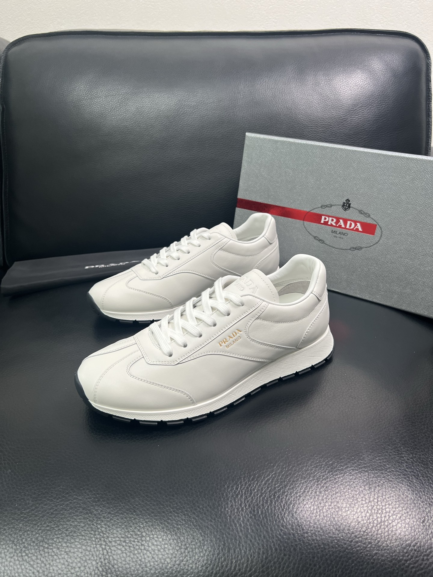 Prada🔍顶级代购🇮🇹 普拉达 专柜新款，原厂配置意大利进口牛皮面料，高品质复杂拼接工艺，进口牛皮内里