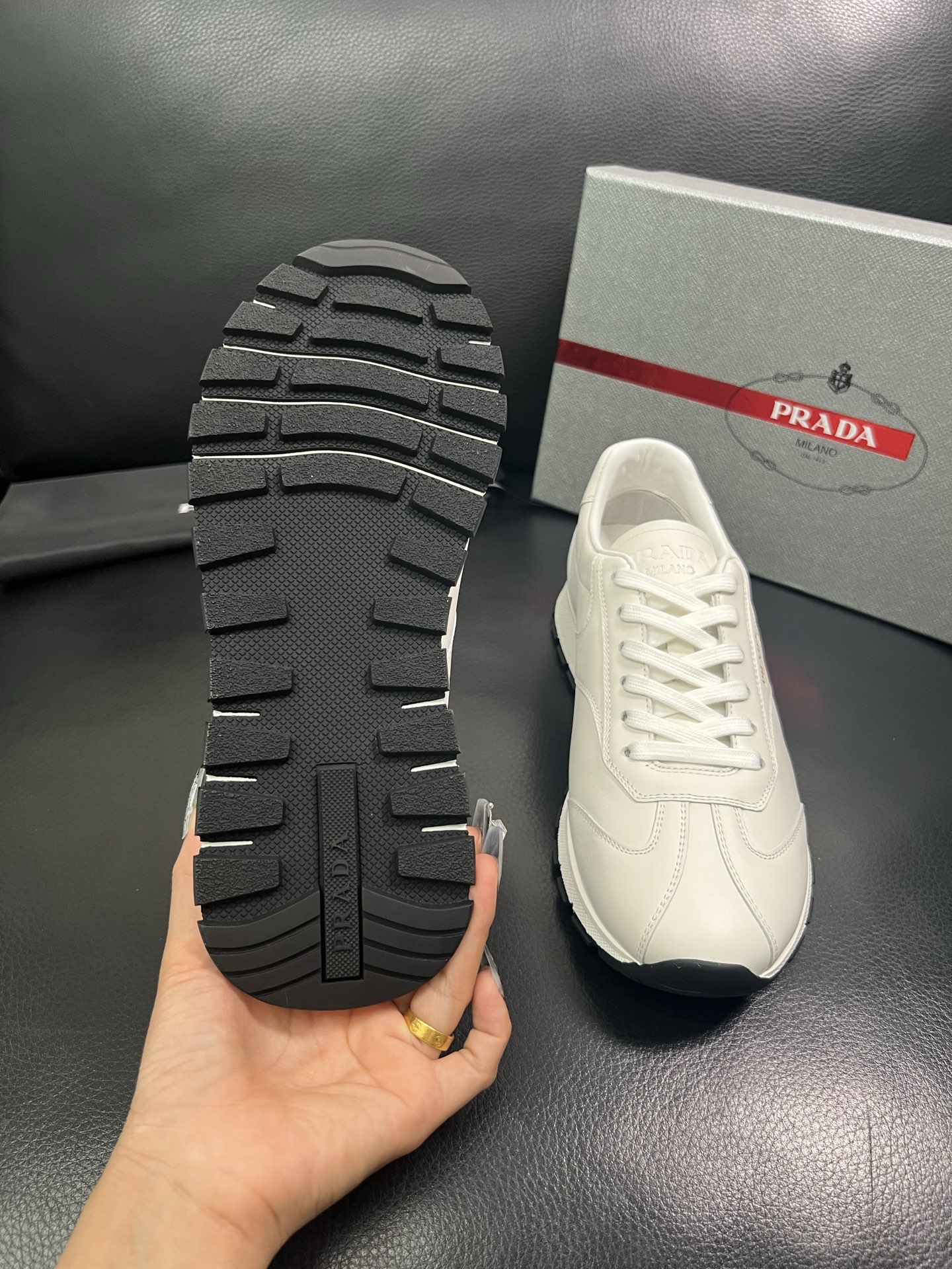 Prada🔍顶级代购🇮🇹 普拉达 专柜新款，原厂配置意大利进口牛皮面料，高品质复杂拼接工艺，进口牛皮内里