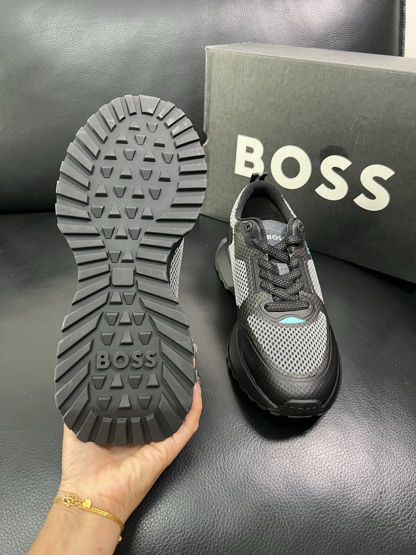 BOSS 顶级代购 博斯 专柜同步，鞋面意大利进口面料，透气网布里垫，鞋底：原厂特供原版底，独家活动成型