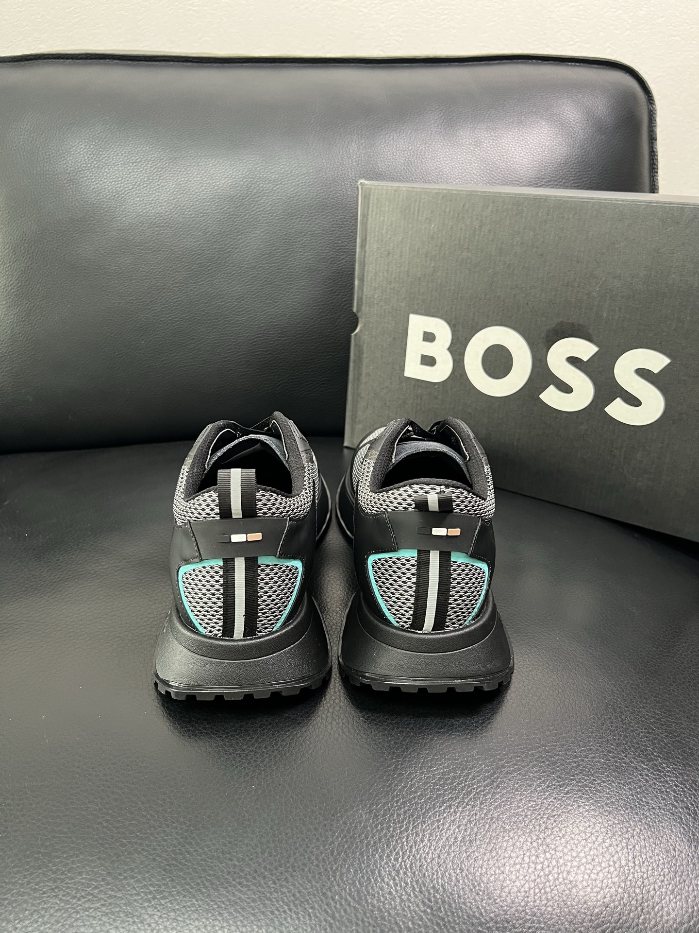 BOSS 顶级代购 博斯 专柜同步，鞋面意大利进口面料，透气网布里垫，鞋底：原厂特供原版底，独家活动成型