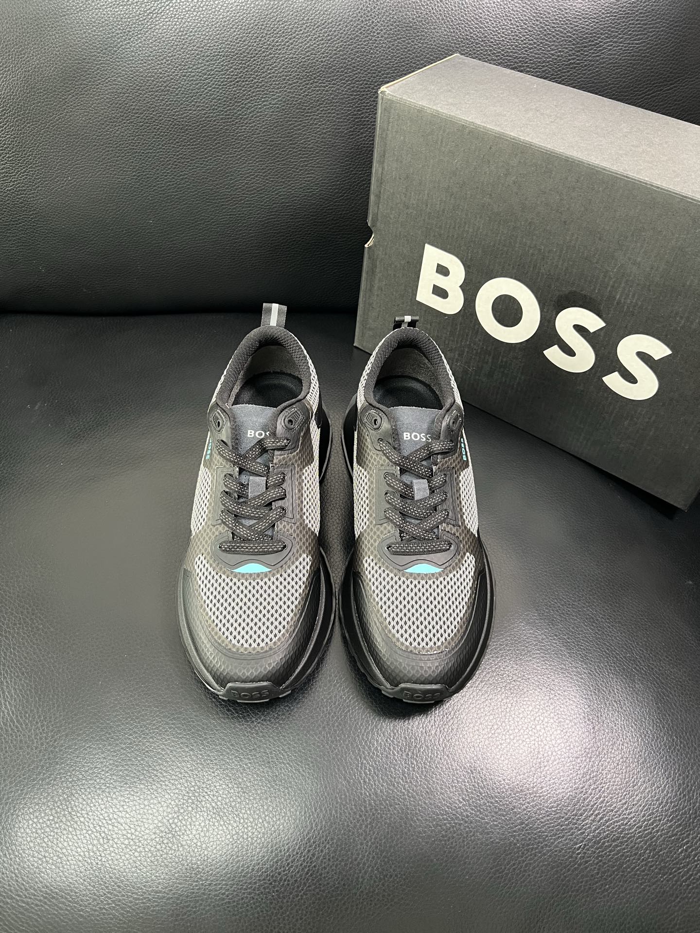BOSS 顶级代购 博斯 专柜同步，鞋面意大利进口面料，透气网布里垫，鞋底：原厂特供原版底，独家活动成型