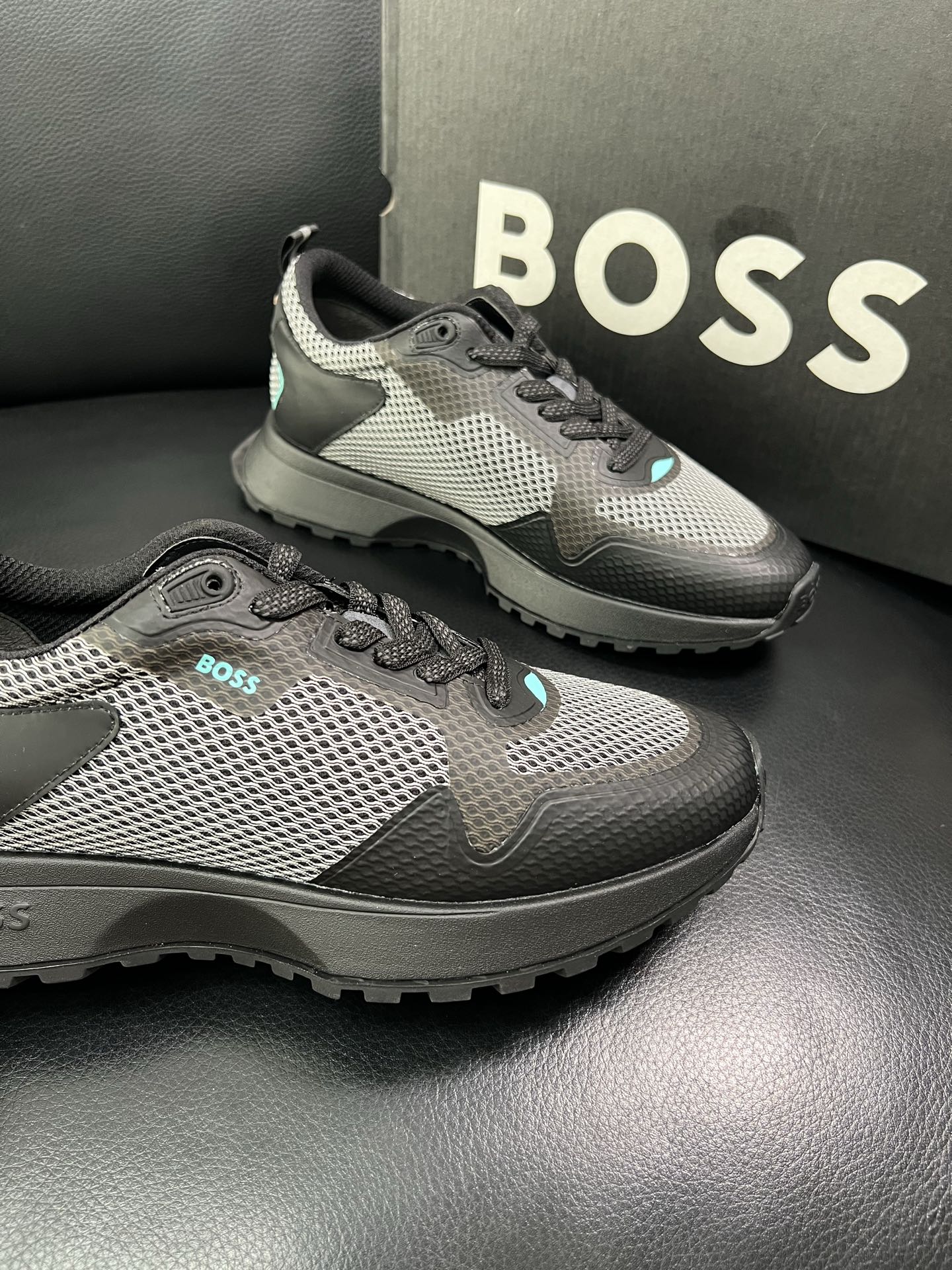BOSS 顶级代购 博斯 专柜同步，鞋面意大利进口面料，透气网布里垫，鞋底：原厂特供原版底，独家活动成型