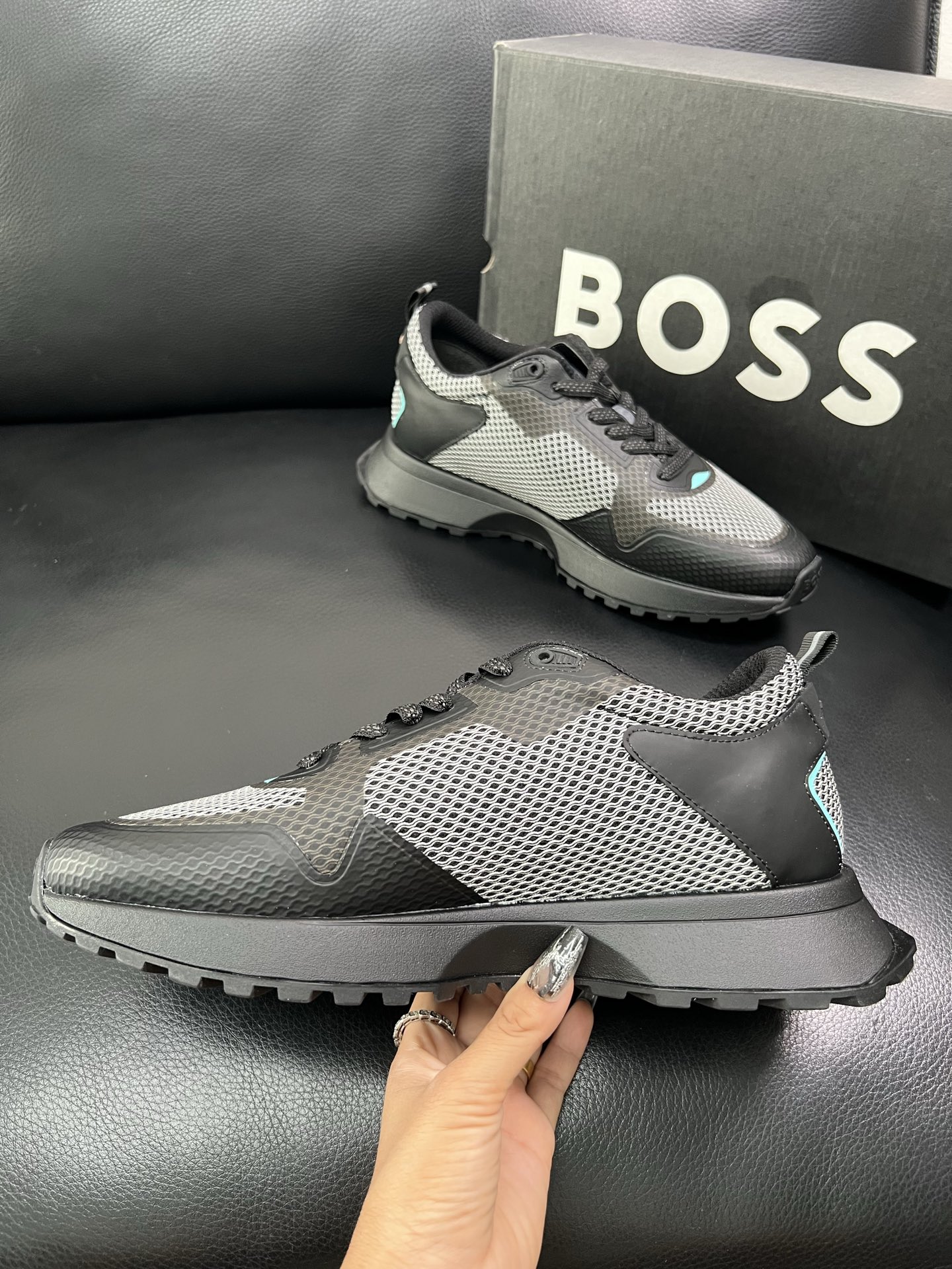 BOSS 顶级代购 博斯 专柜同步，鞋面意大利进口面料，透气网布里垫，鞋底：原厂特供原版底，独家活动成型
