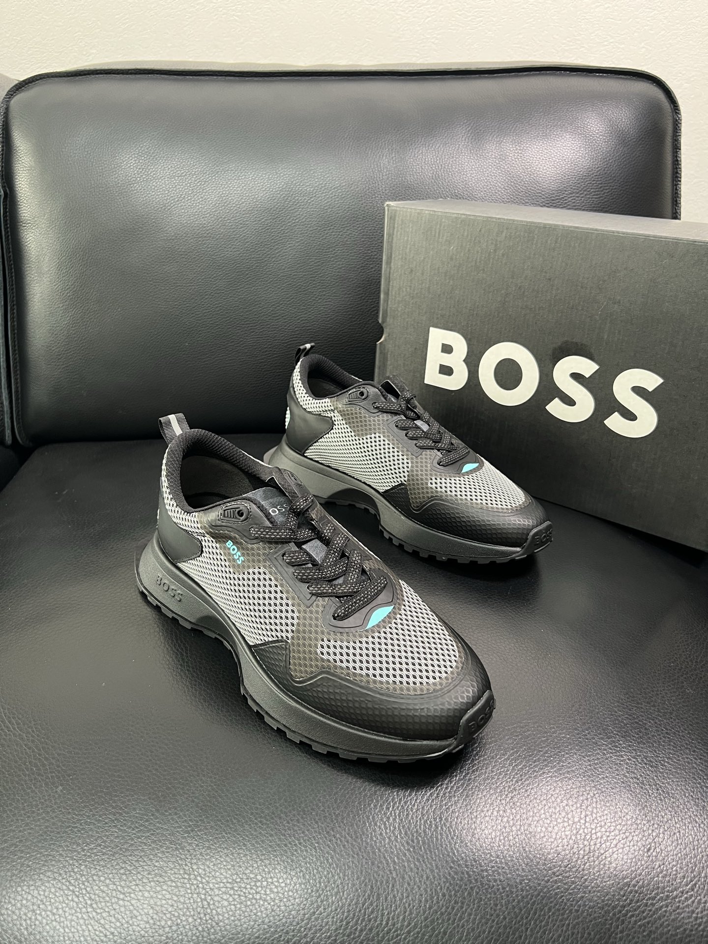 BOSS 顶级代购 博斯 专柜同步，鞋面意大利进口面料，透气网布里垫，鞋底：原厂特供原版底，独家活动成型