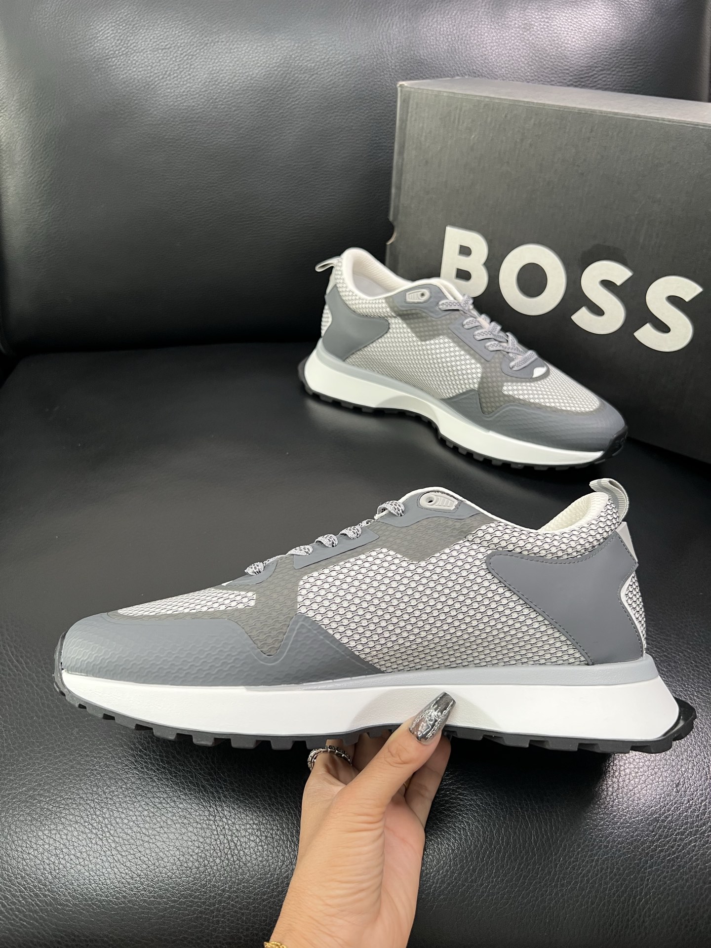 BOSS 顶级代购 博斯 专柜同步，鞋面意大利进口面料，透气网布里垫，鞋底：原厂特供原版底，独家活动成型