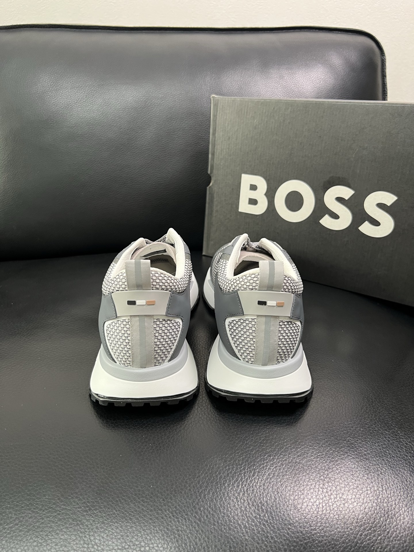 BOSS 顶级代购 博斯 专柜同步，鞋面意大利进口面料，透气网布里垫，鞋底：原厂特供原版底，独家活动成型