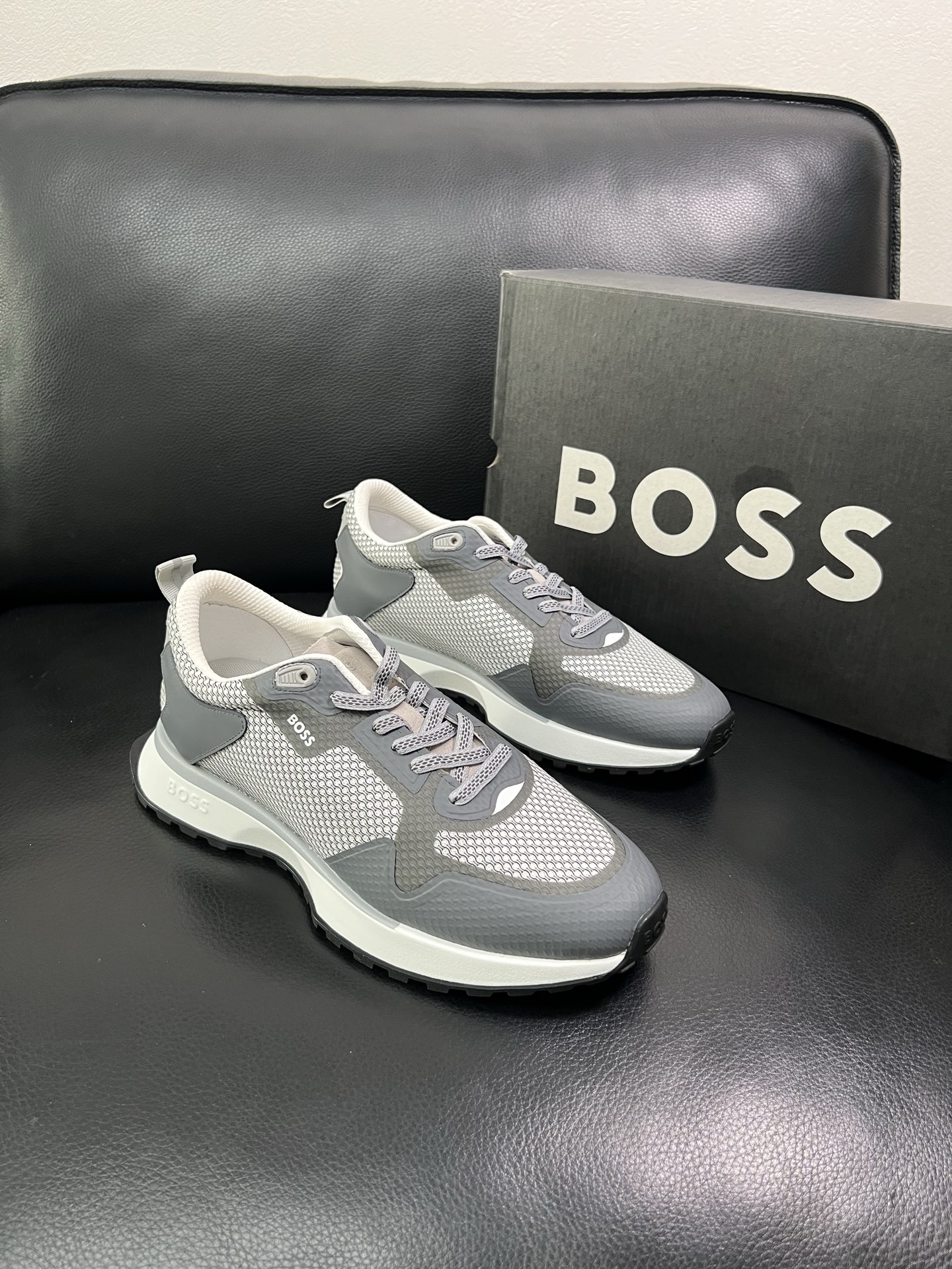 BOSS 顶级代购 博斯 专柜同步，鞋面意大利进口面料，透气网布里垫，鞋底：原厂特供原版底，独家活动成型