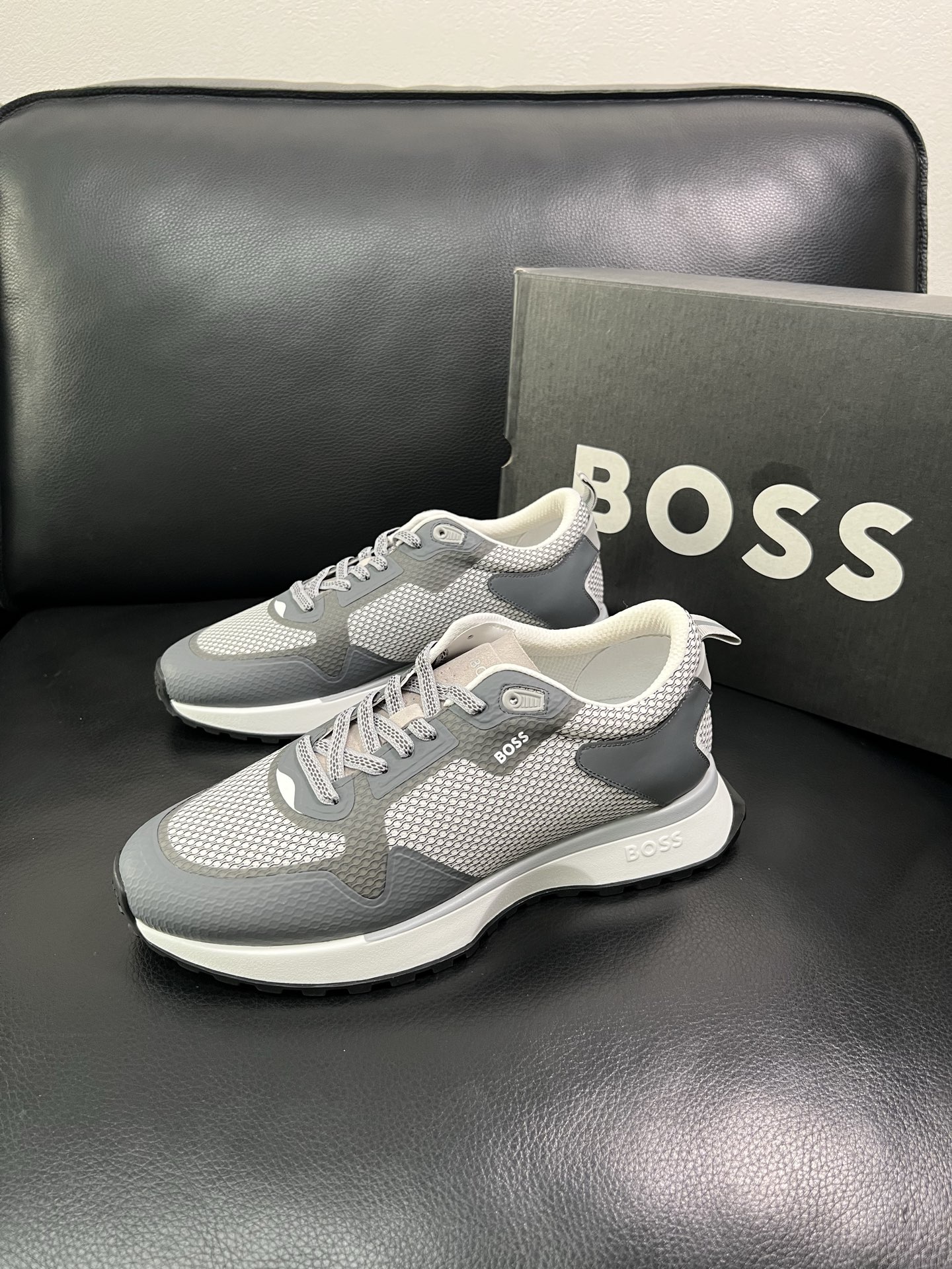 BOSS 顶级代购 博斯 专柜同步，鞋面意大利进口面料，透气网布里垫，鞋底：原厂特供原版底，独家活动成型