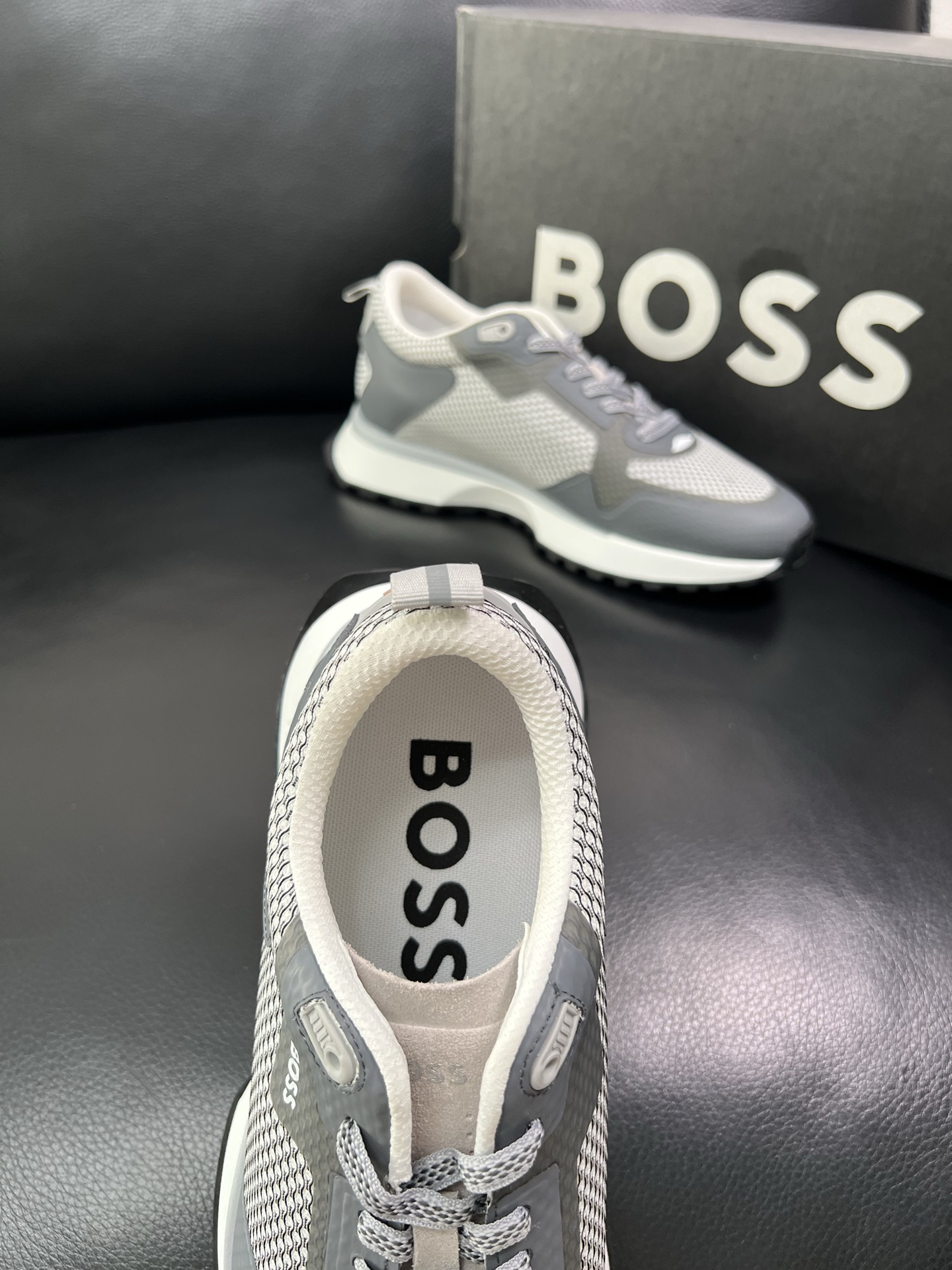 BOSS 顶级代购 博斯 专柜同步，鞋面意大利进口面料，透气网布里垫，鞋底：原厂特供原版底，独家活动成型