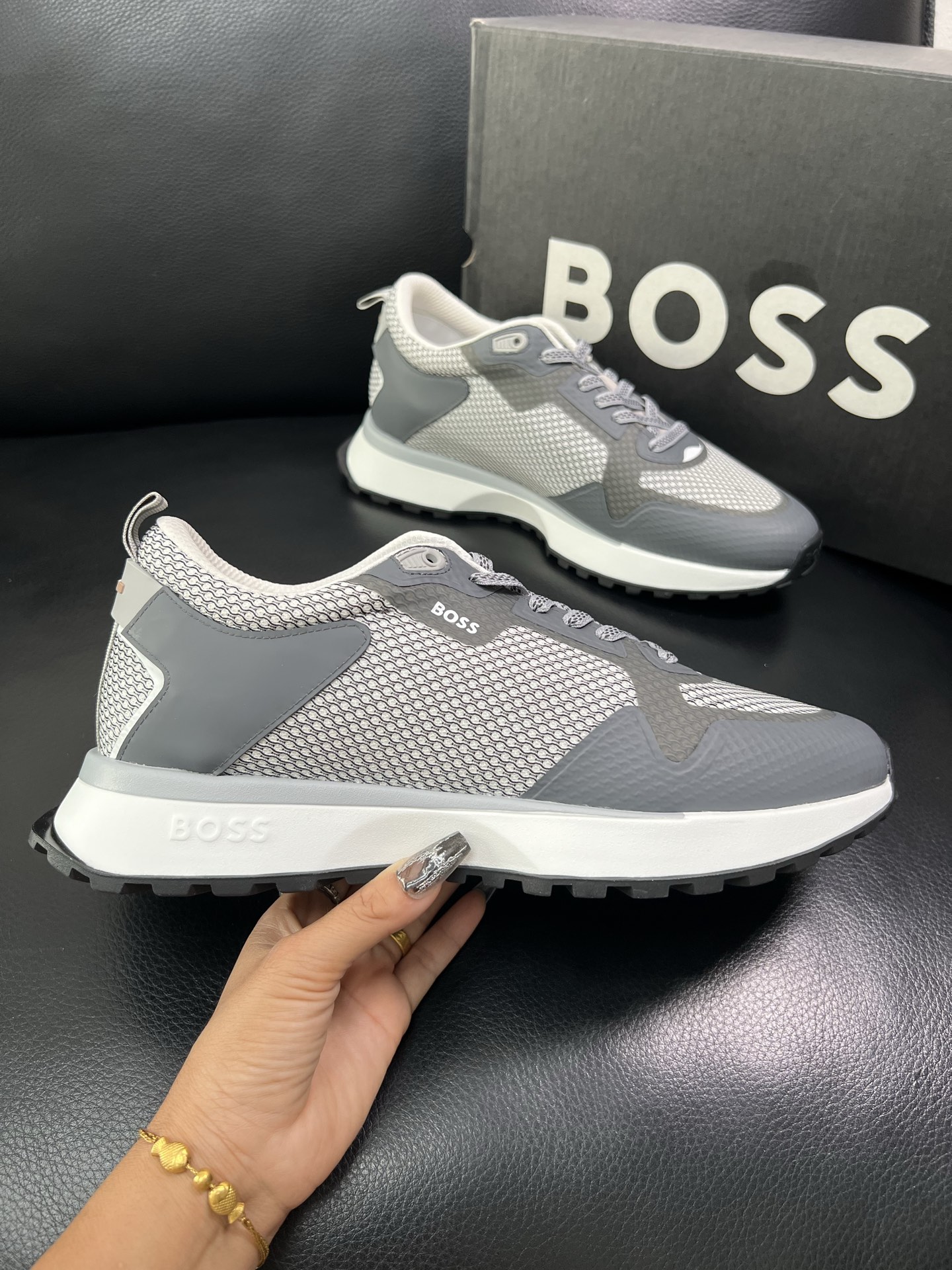 BOSS 顶级代购 博斯 专柜同步，鞋面意大利进口面料，透气网布里垫，鞋底：原厂特供原版底，独家活动成型
