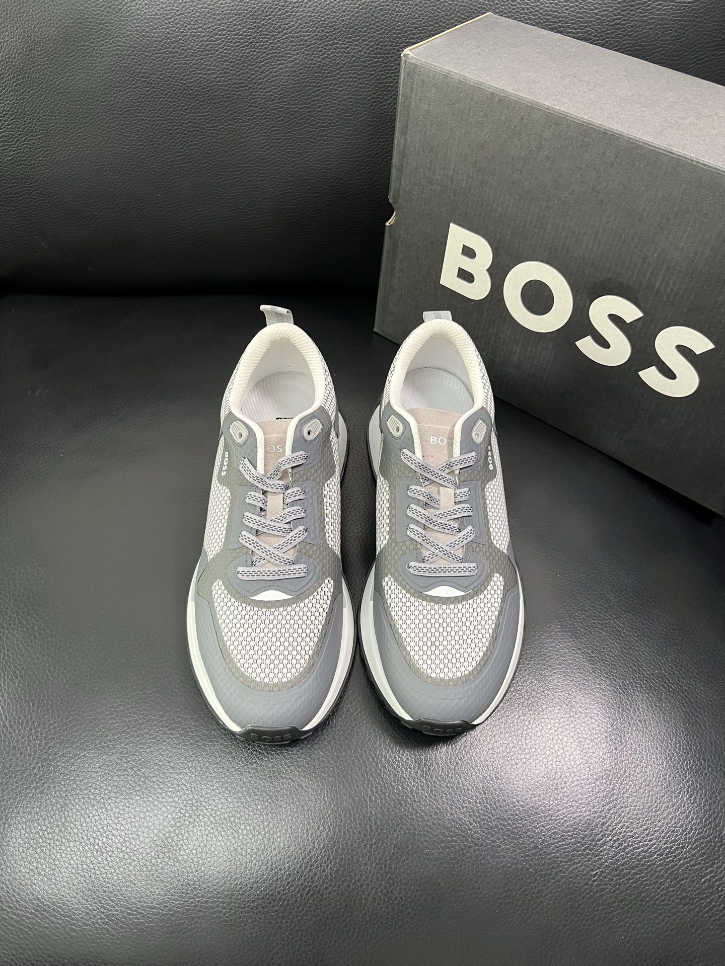 BOSS 顶级代购 博斯 专柜同步，鞋面意大利进口面料，透气网布里垫，鞋底：原厂特供原版底，独家活动成型