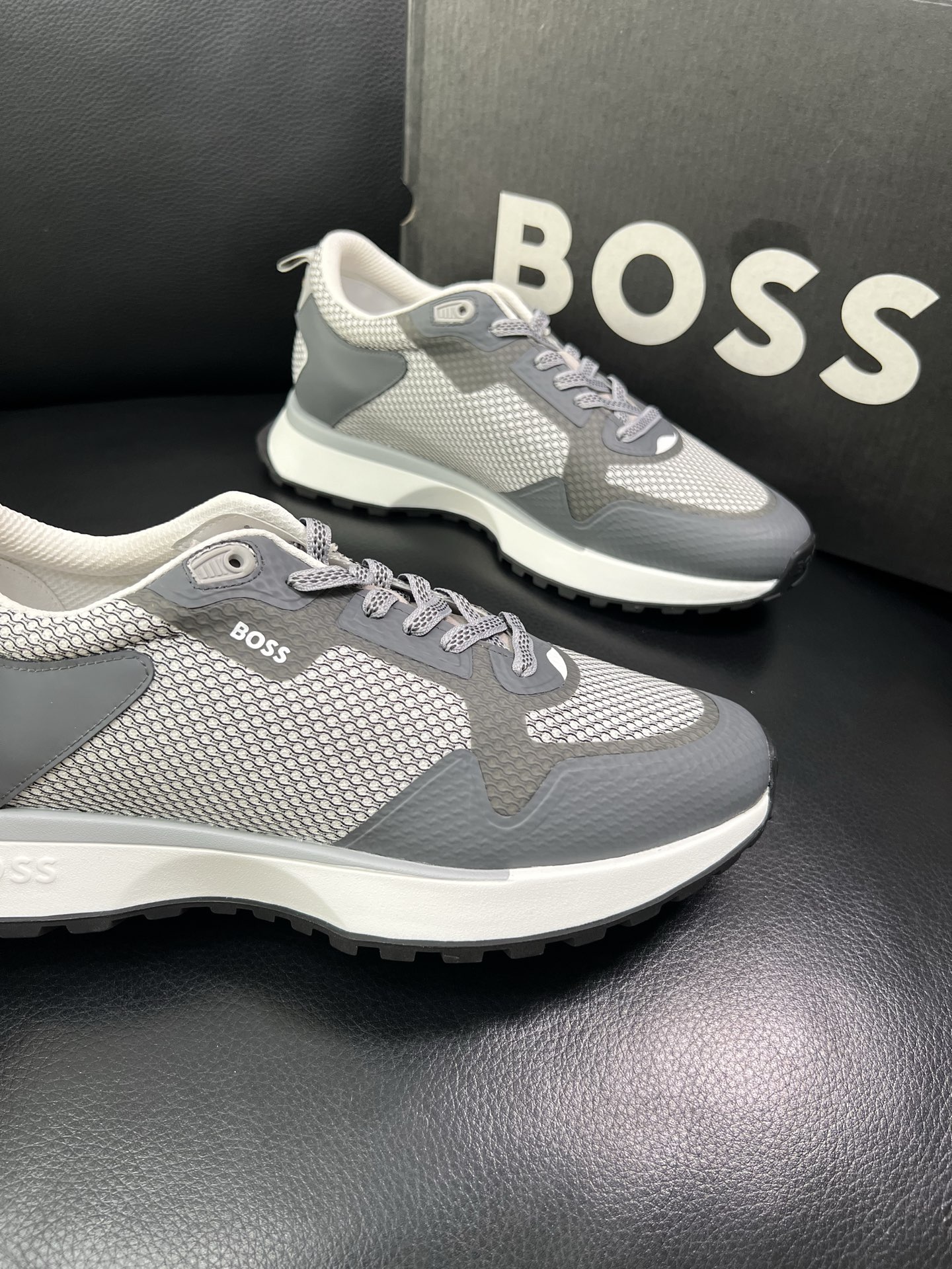 BOSS 顶级代购 博斯 专柜同步，鞋面意大利进口面料，透气网布里垫，鞋底：原厂特供原版底，独家活动成型